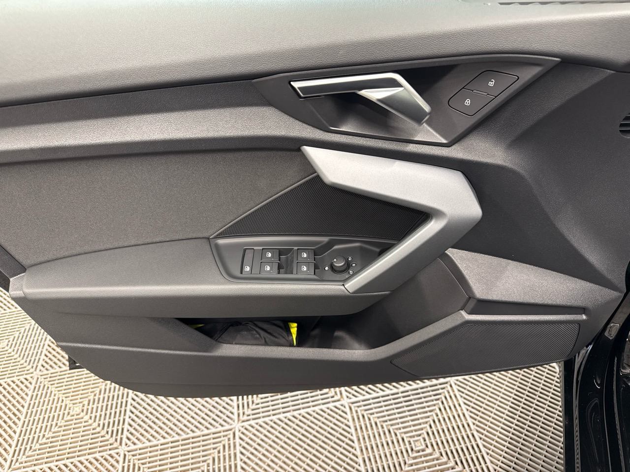 AUDI A3 Sportback 35 TFSI Attraction S-tronic-image-4