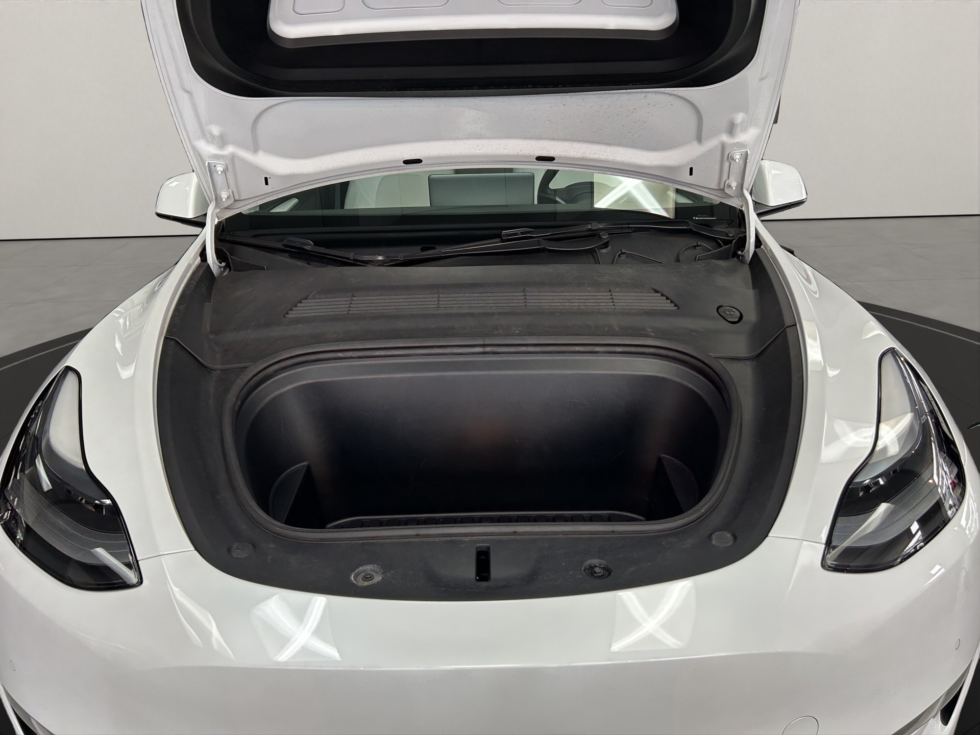 TESLA Model Y Long Range-image-9