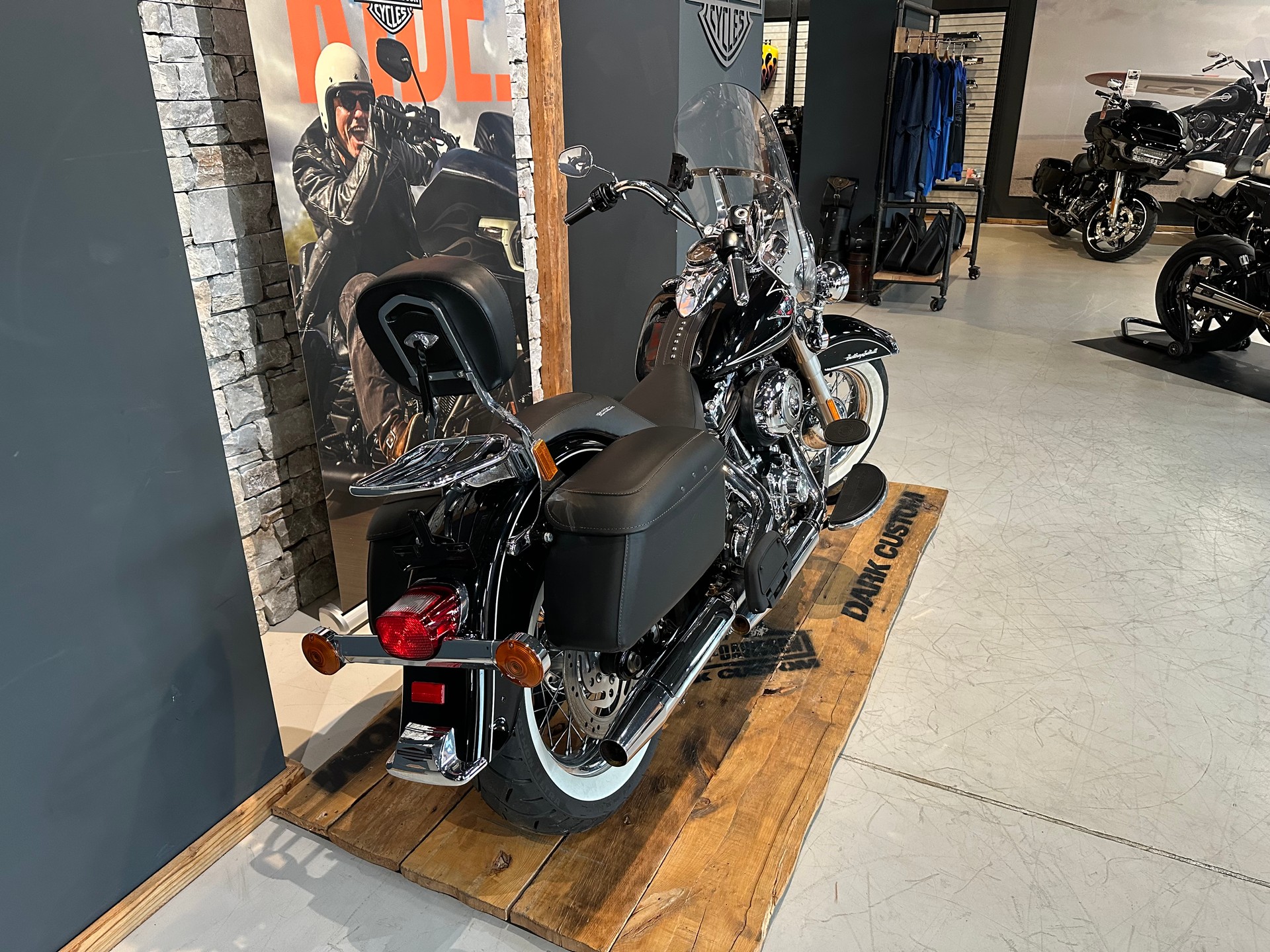 HARLEY-DAVIDSON FLSTC Softail Heritage Classic ABS-showroom-element-2