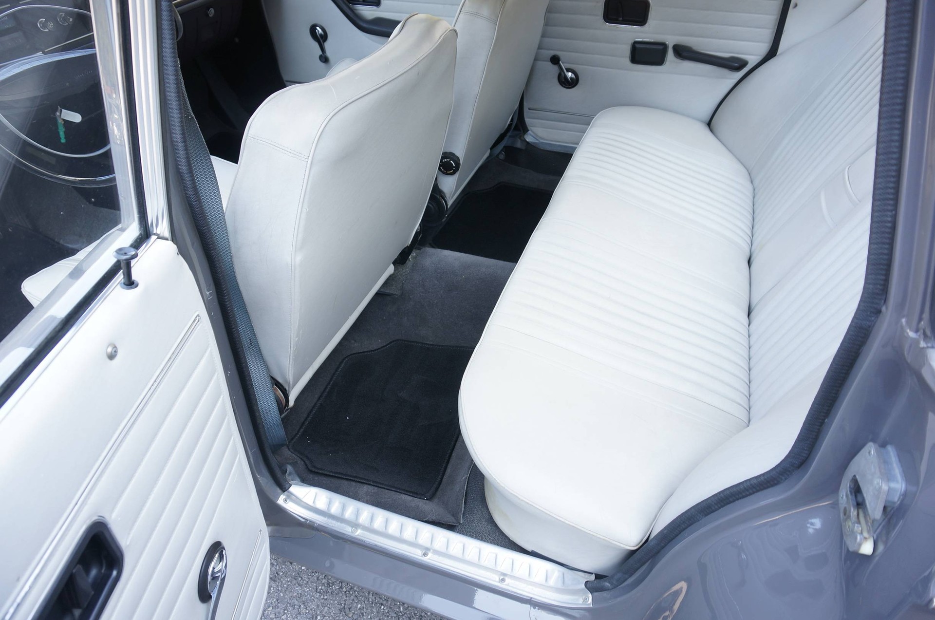 VOLVO 144S-image-8
