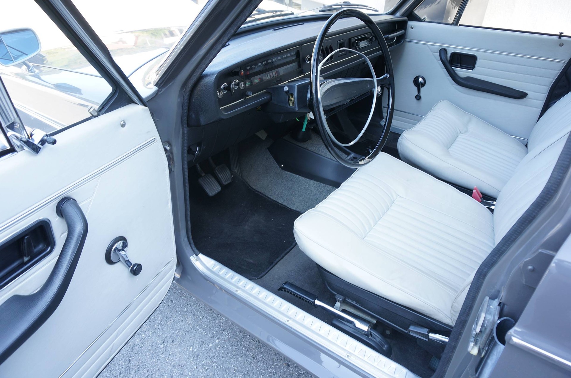 VOLVO 144S-image-7