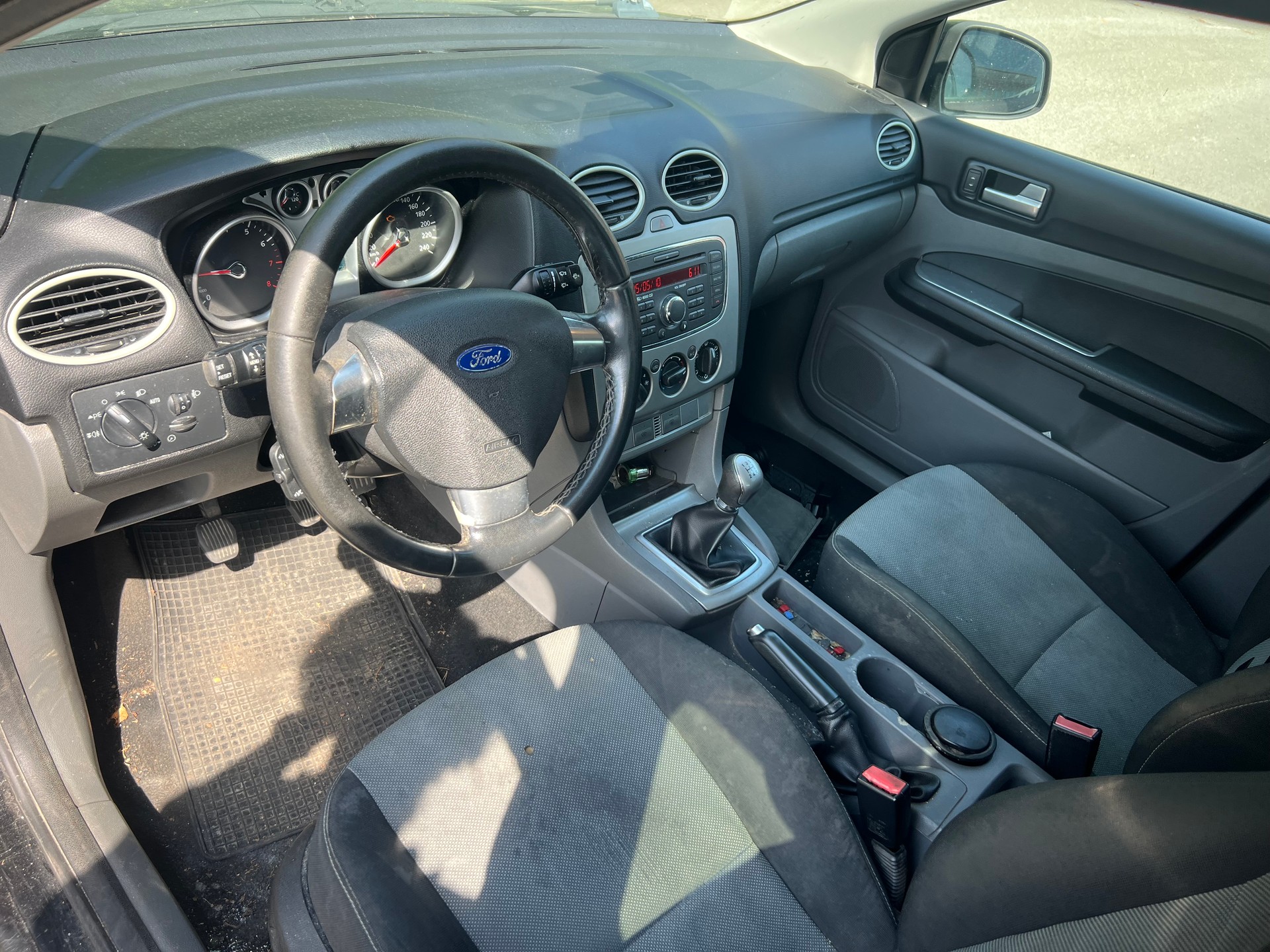 FORD Focus 1.8i Titanium-image-8