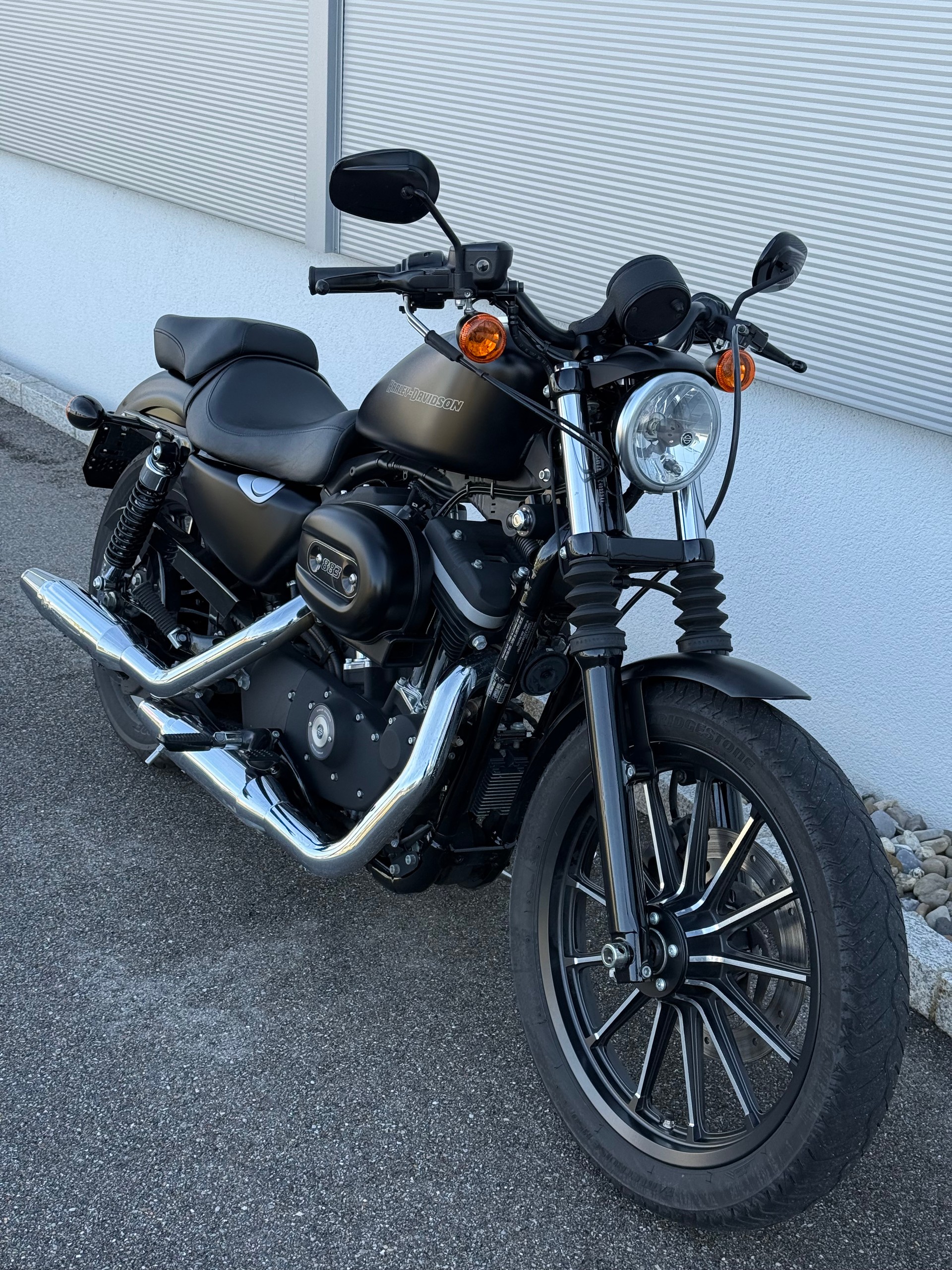 HARLEY-DAVIDSON XL 883 N Sportster Iron (25kW)-showroom-element-1