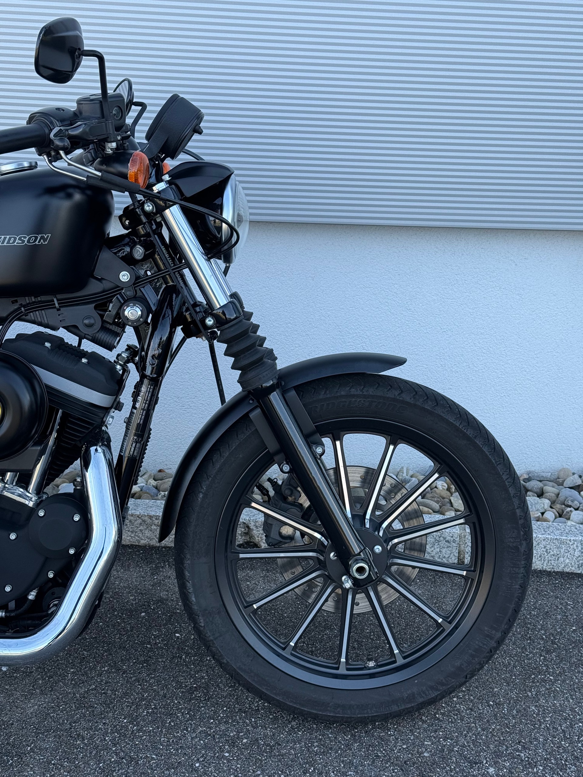HARLEY-DAVIDSON XL 883 N Sportster Iron (25kW)-showroom-element-3