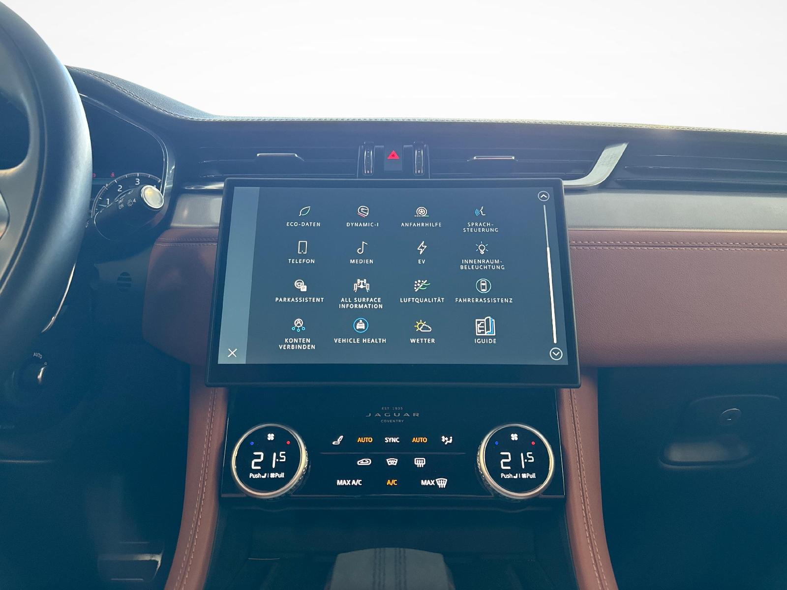 JAGUAR F-Pace 2.0 P400e R-Dynamic SE 90th Anniversary Ed. AWD mit Panoramadach-image-11