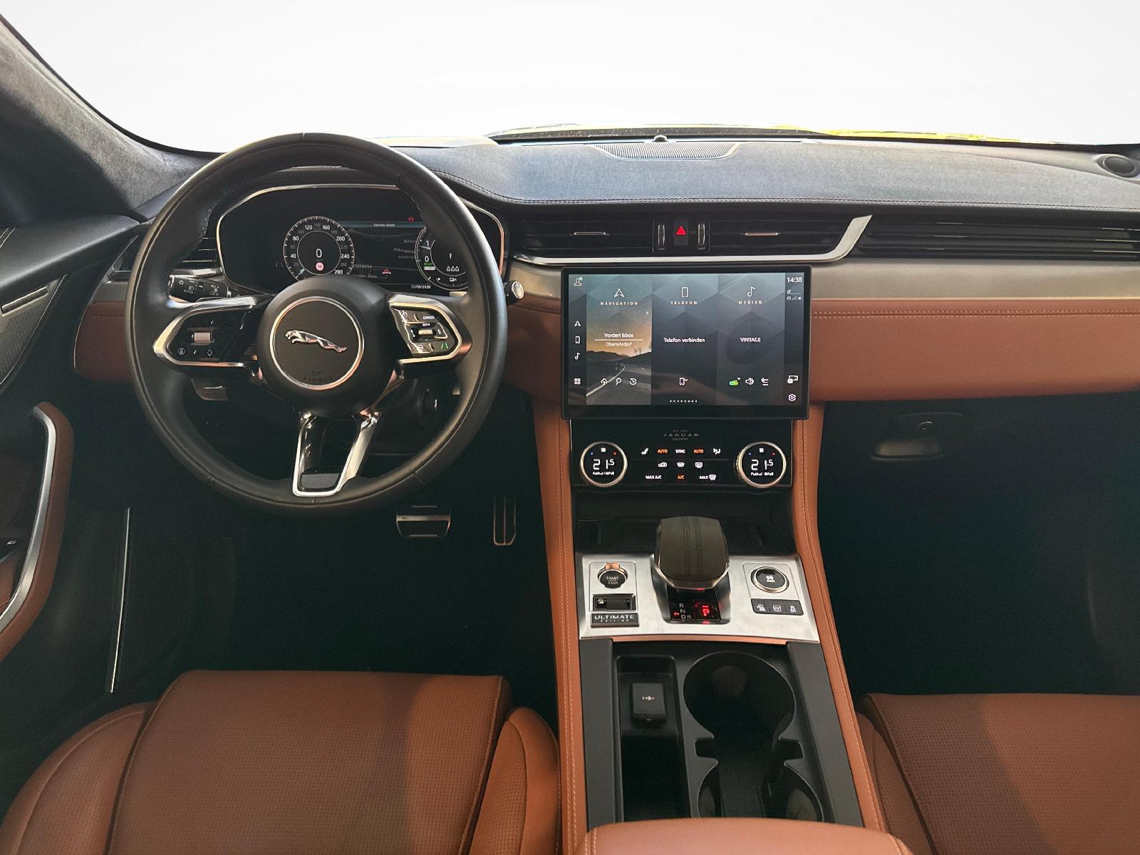 JAGUAR F-Pace 2.0 P400e R-Dynamic SE 90th Anniversary Ed. AWD mit Panoramadach-image-8