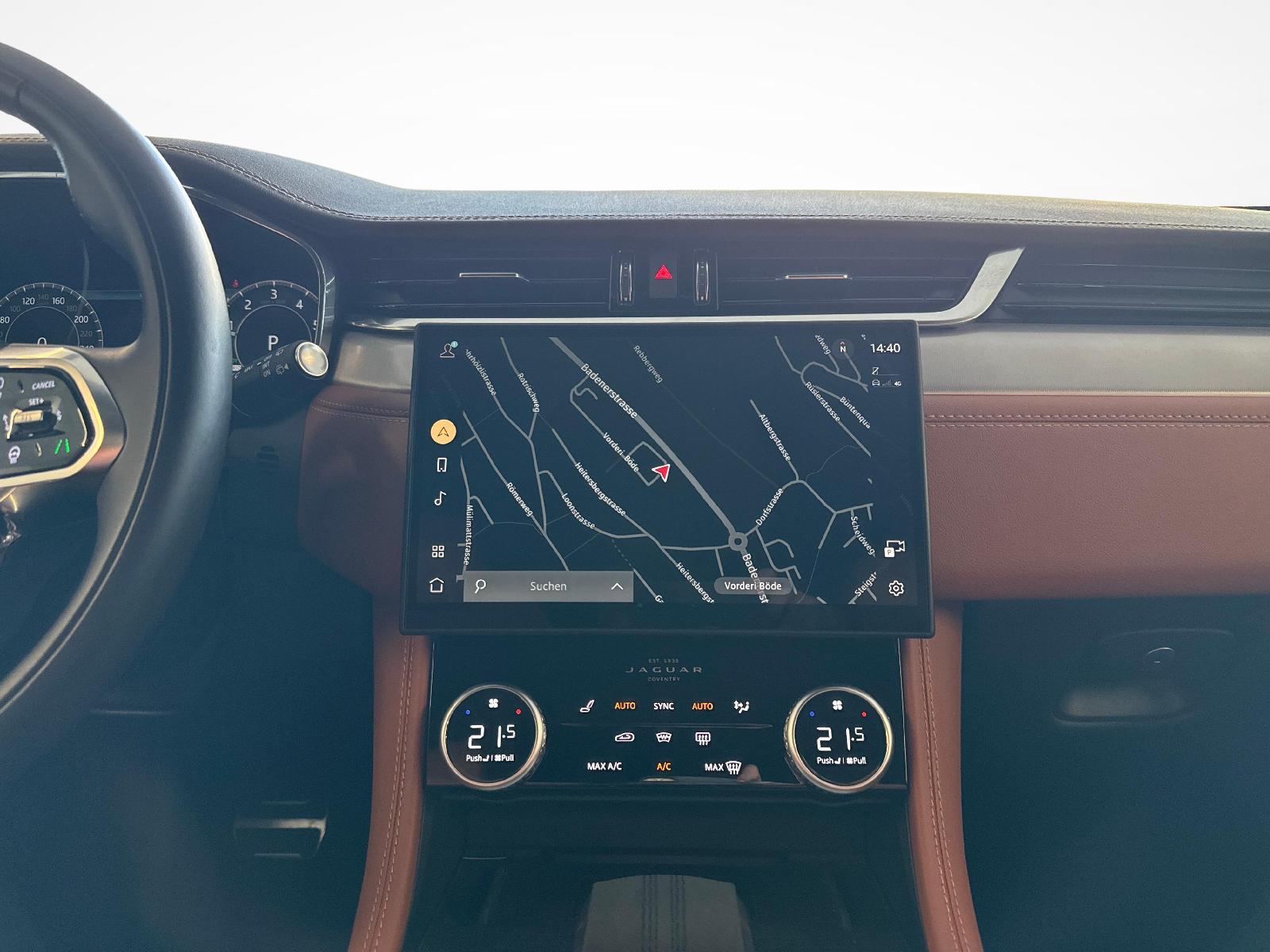 JAGUAR F-Pace 2.0 P400e R-Dynamic SE 90th Anniversary Ed. AWD mit Panoramadach-image-10