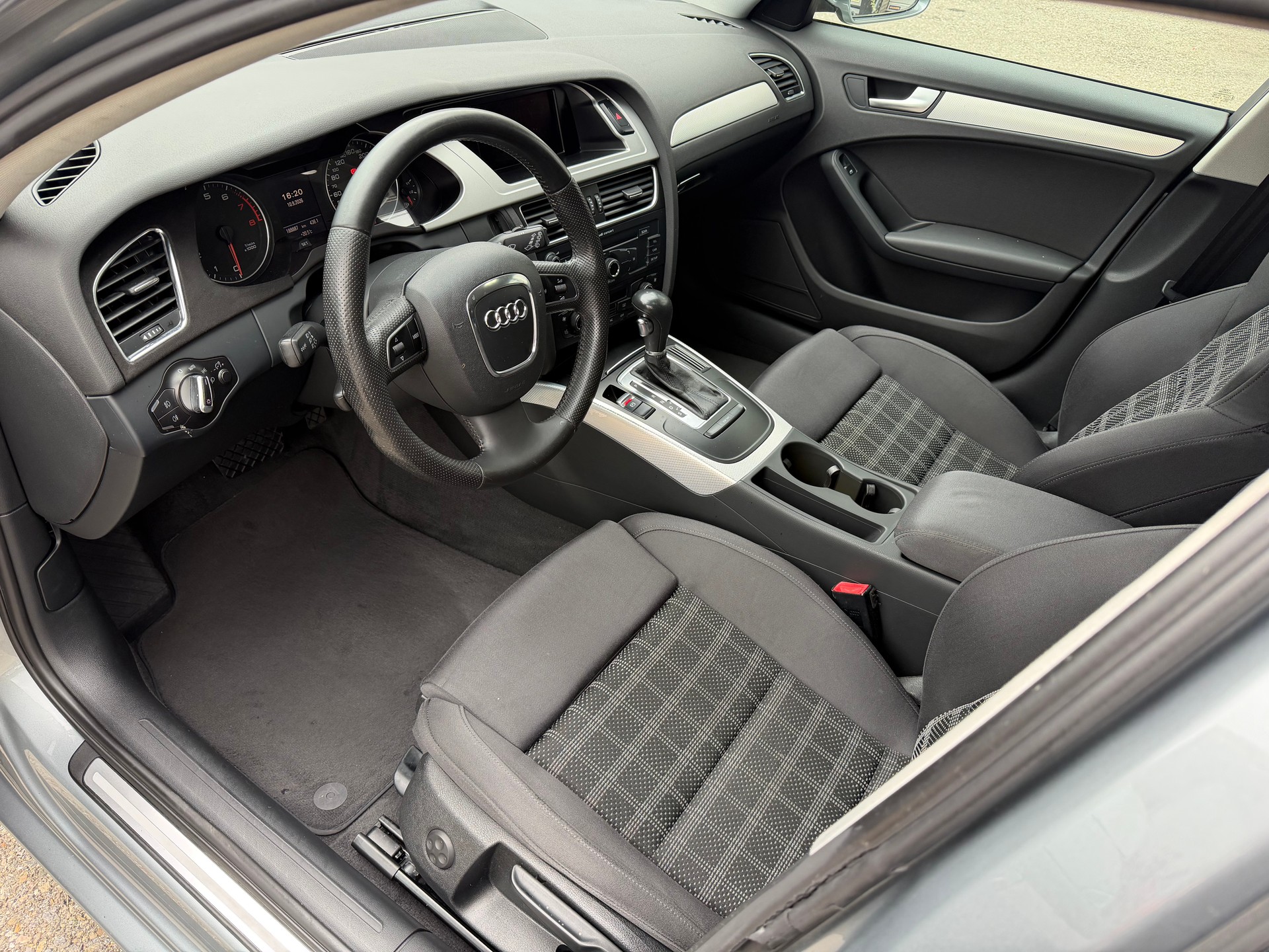 AUDI A4 Avant 1.8 TFSI multitronic-image-4