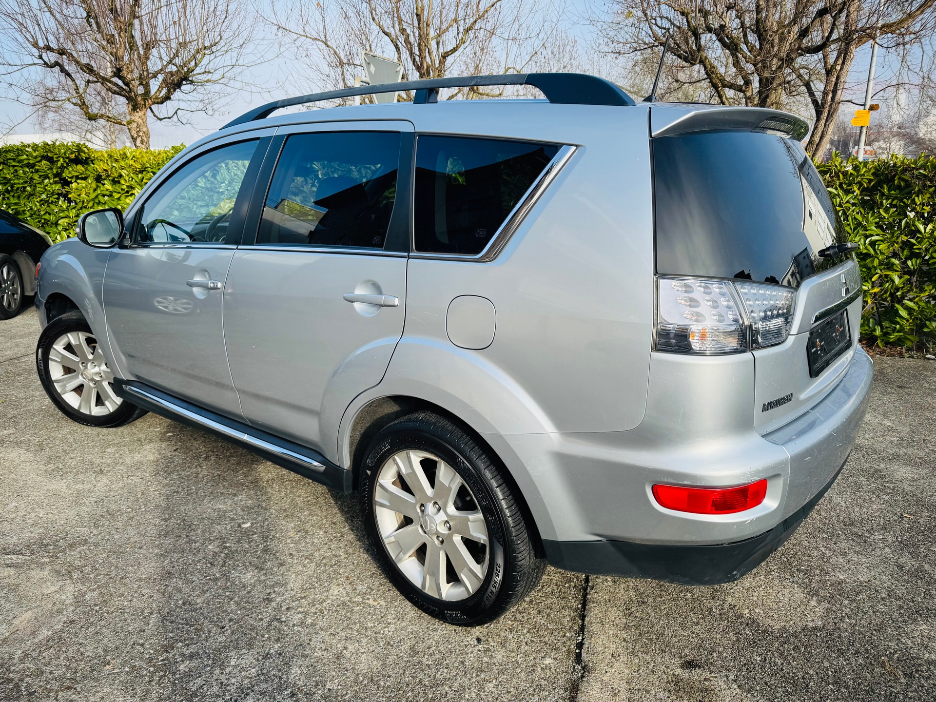 MITSUBISHI Outlander 2.4 Navigator 4WD CVT-image-2