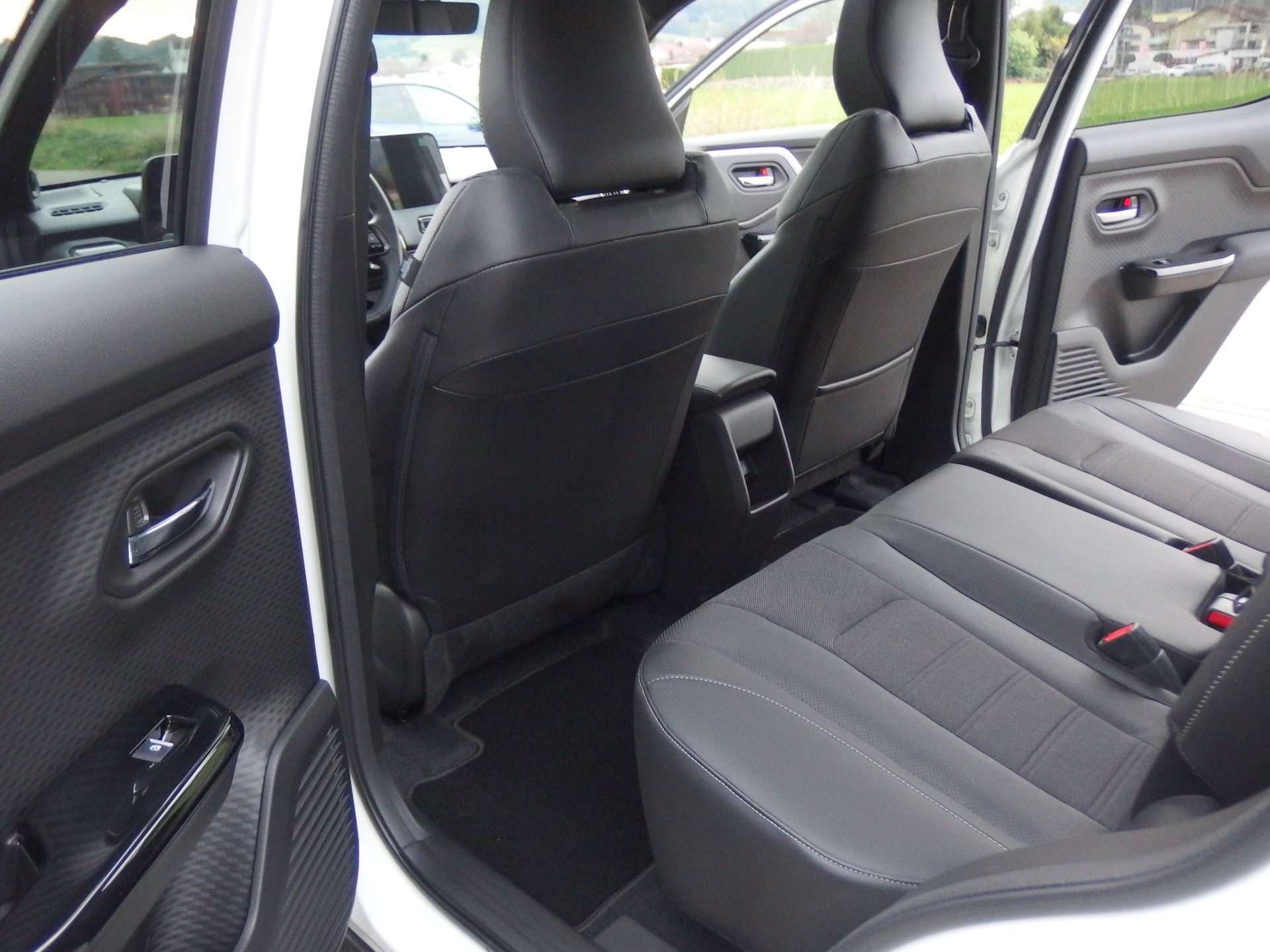 TOYOTA Urban Cruiser 61 kWh Premium-image-5