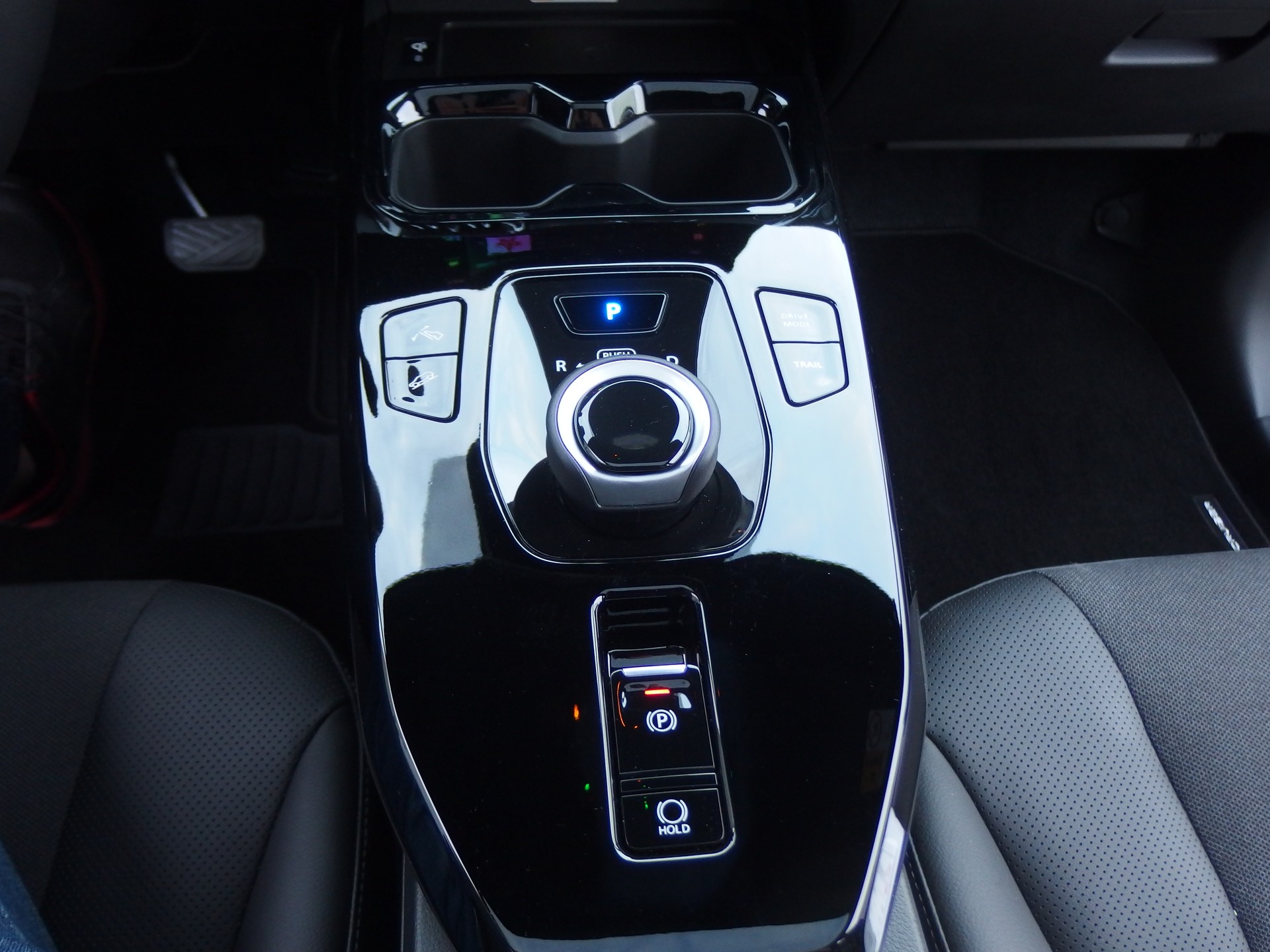 TOYOTA Urban Cruiser 61 kWh Premium-image-7