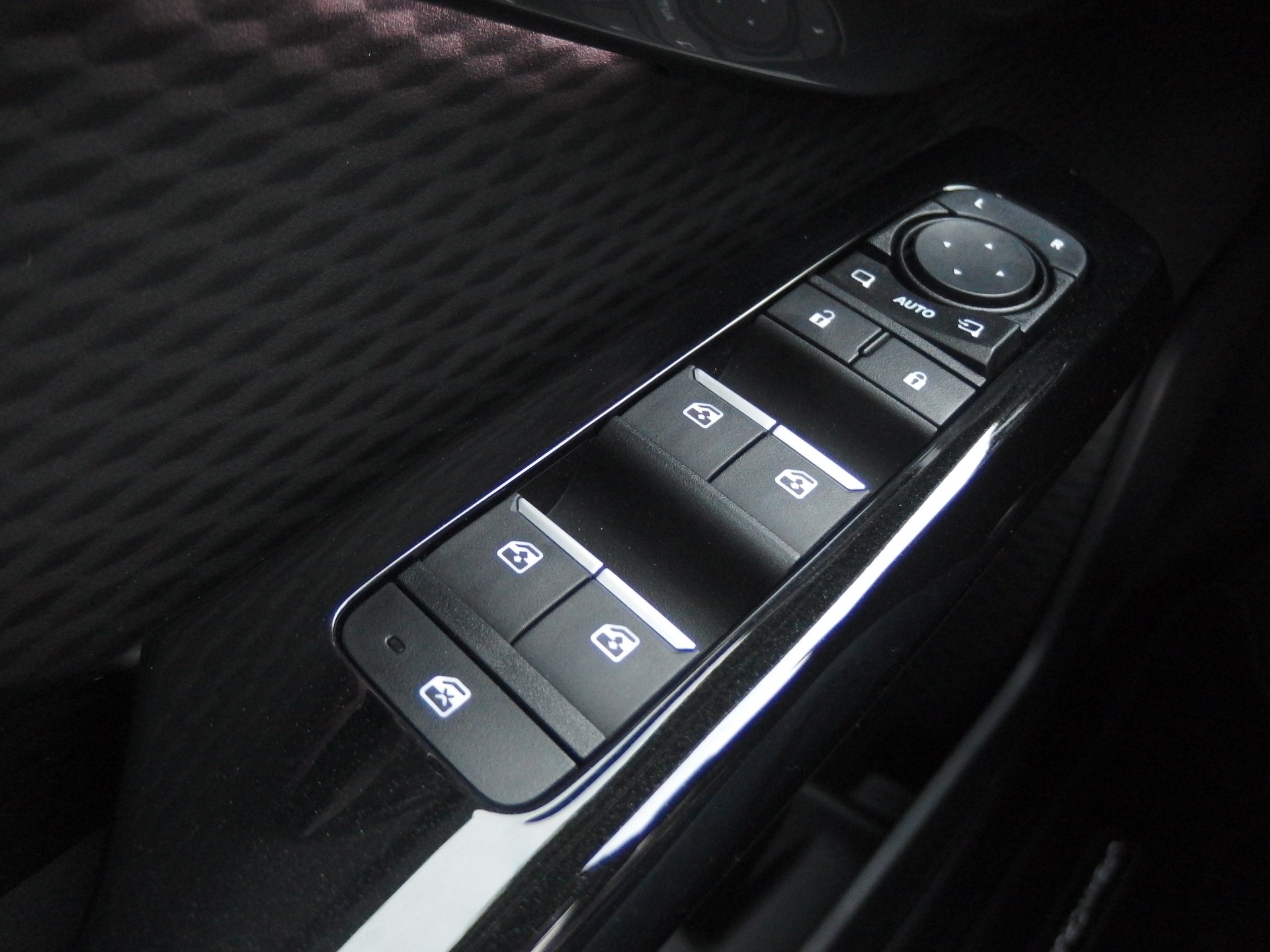TOYOTA Urban Cruiser 61 kWh Premium-image-8