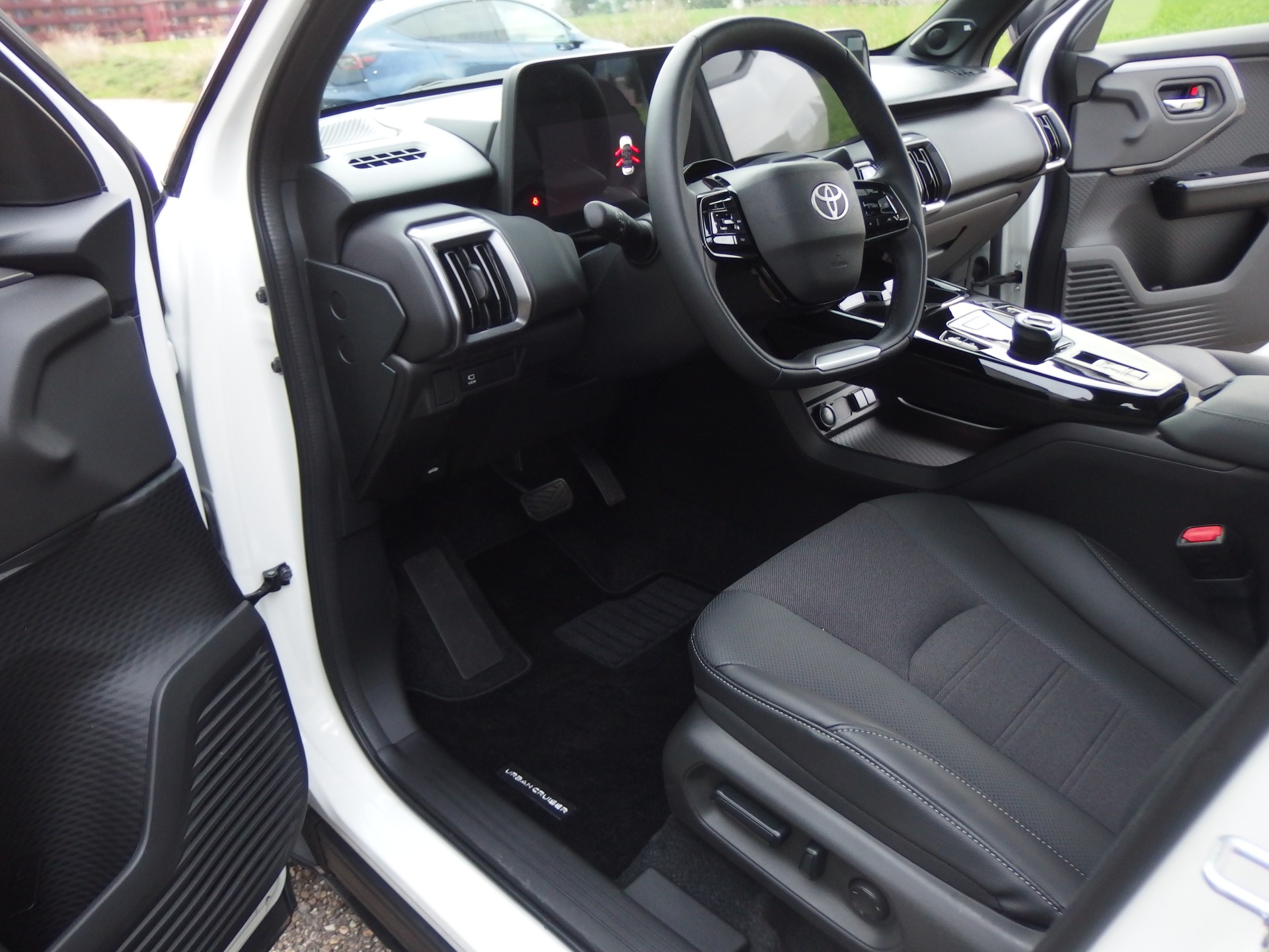 TOYOTA Urban Cruiser 61 kWh Premium-image-4
