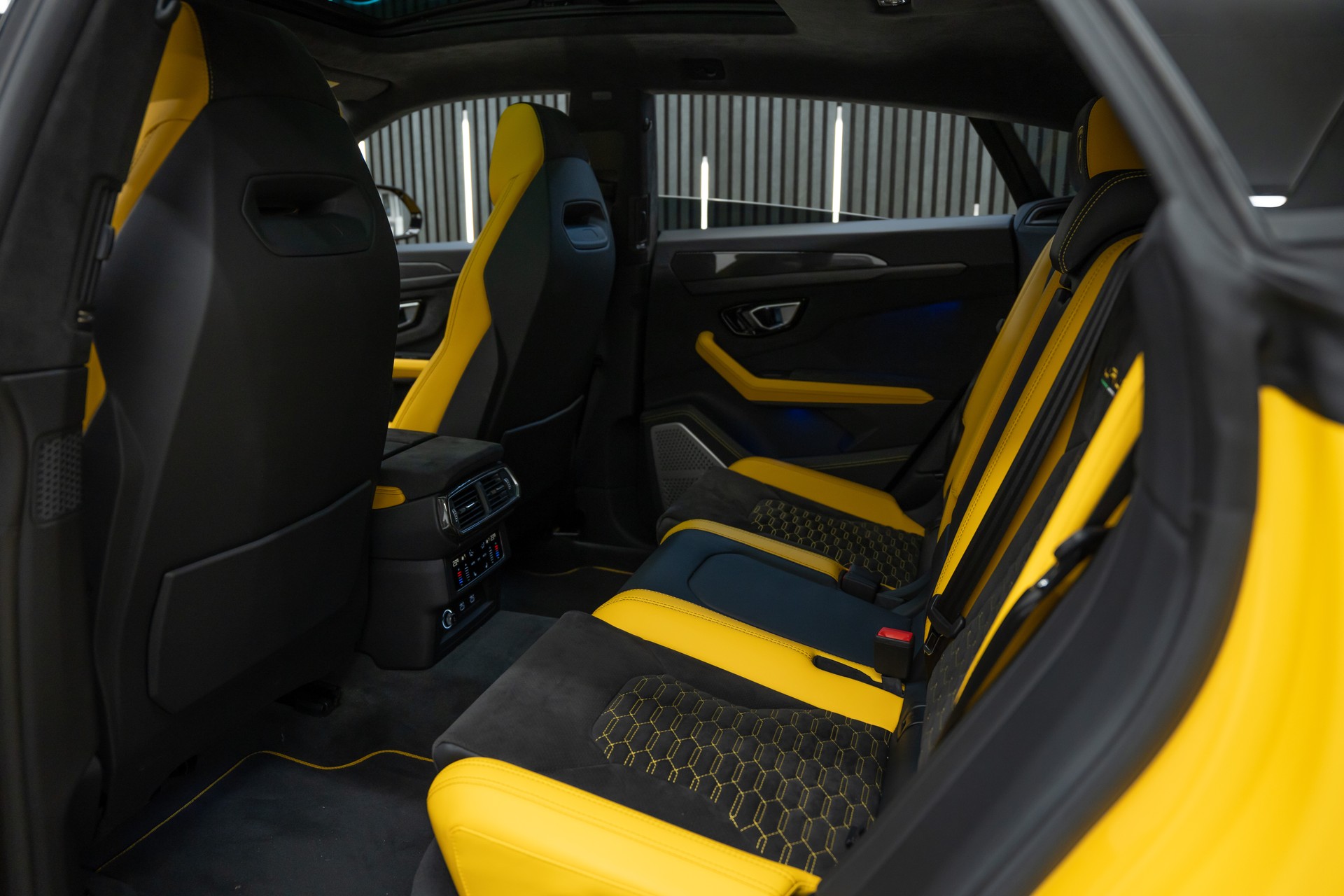 LAMBORGHINI Urus E-Gear Pearl Capsule / CH-FAHRZEUG-image-29