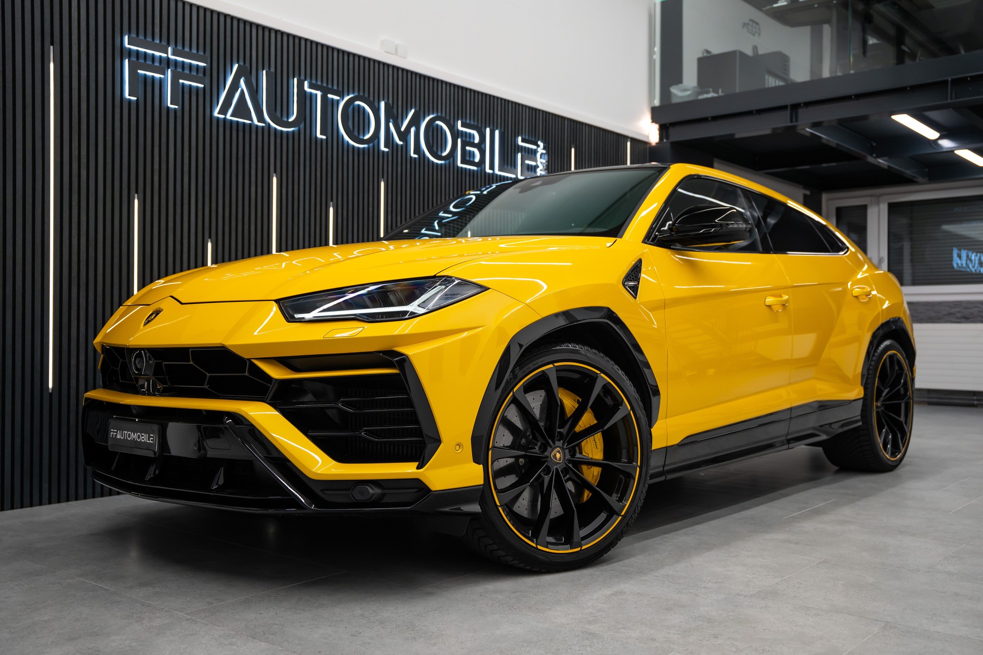 LAMBORGHINI Urus E-Gear Pearl Capsule / CH-FAHRZEUG-image-0