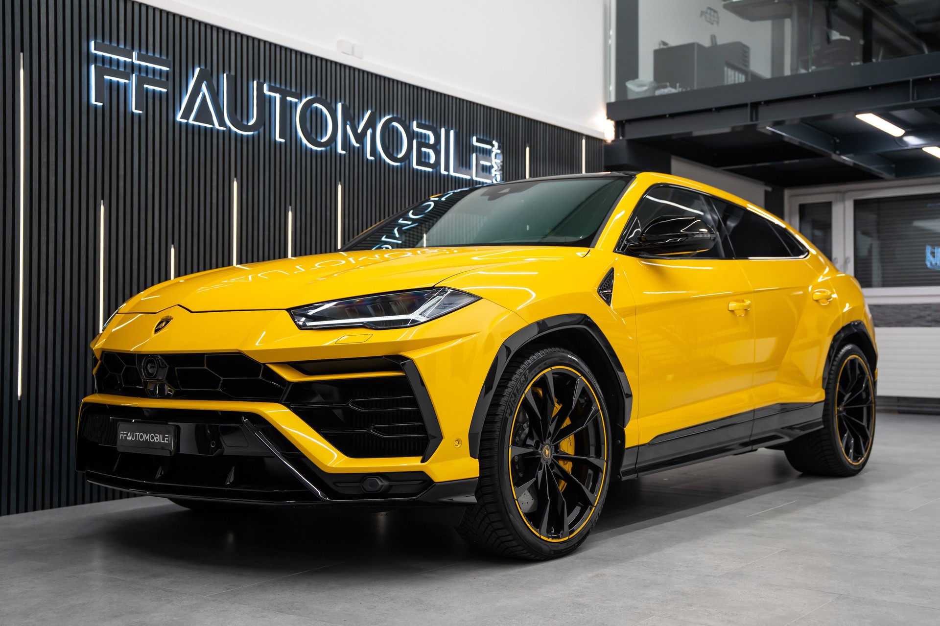 LAMBORGHINI Urus E-Gear Pearl Capsule / CH-FAHRZEUG-image-3