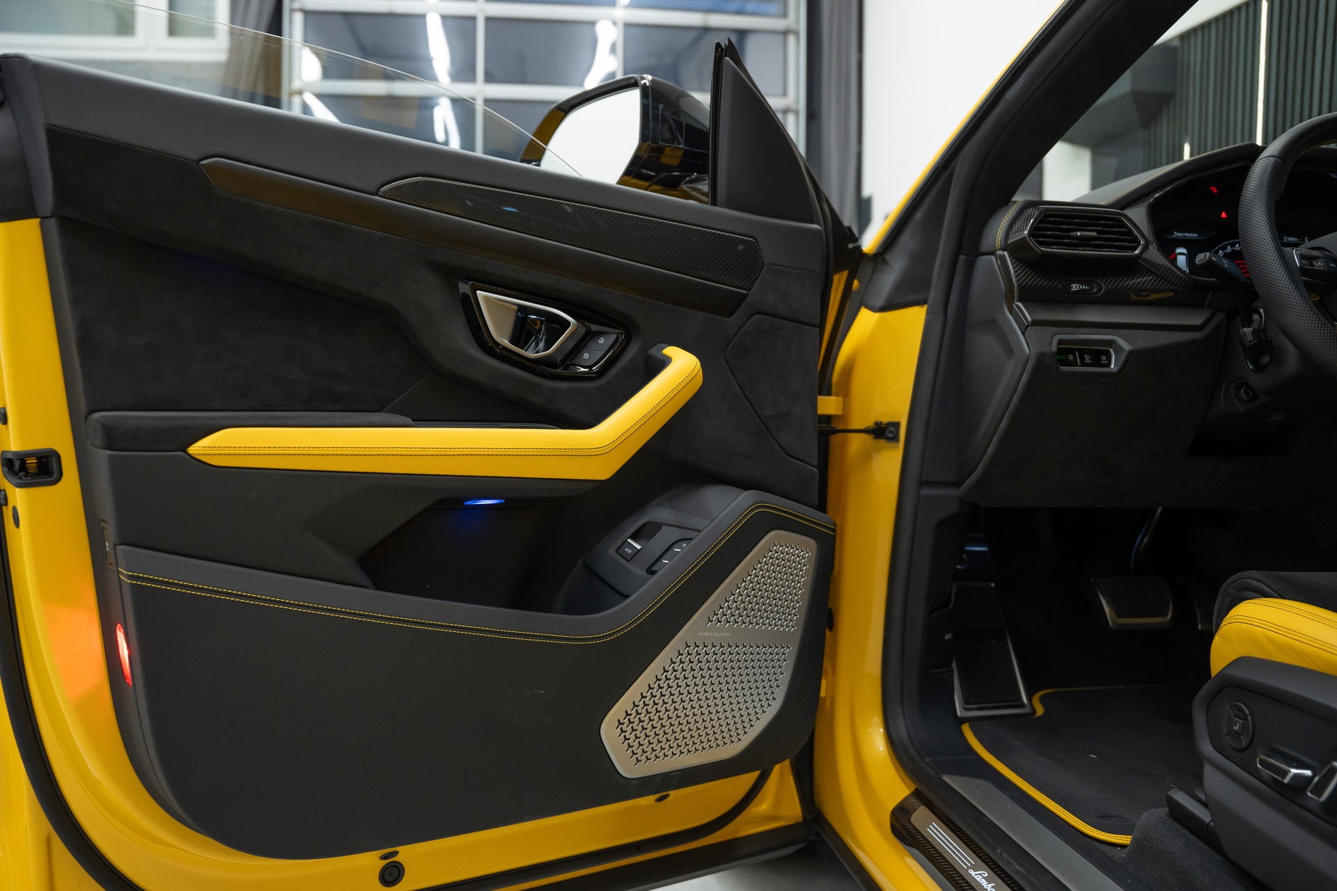 LAMBORGHINI Urus E-Gear Pearl Capsule / CH-FAHRZEUG-image-26