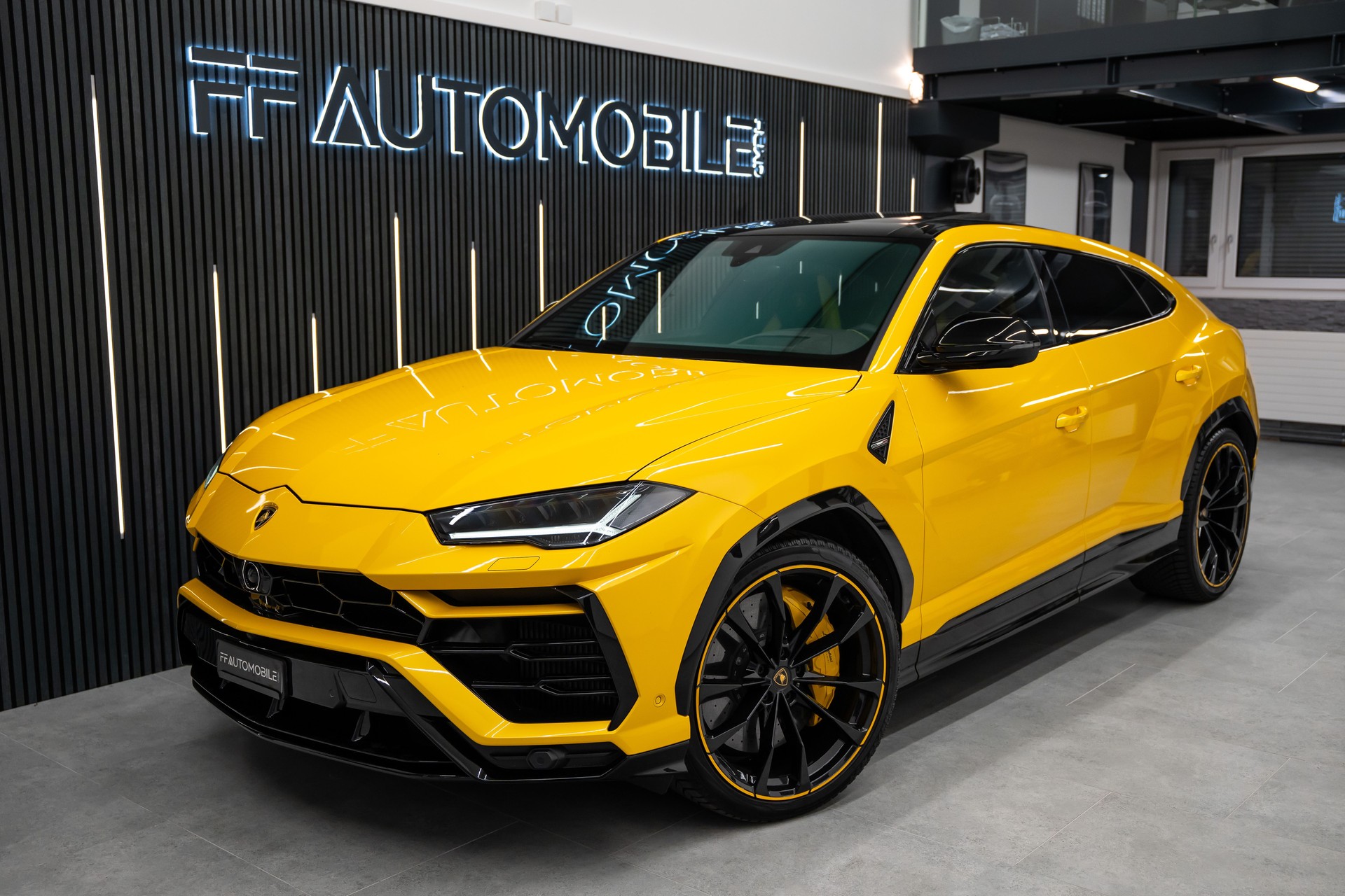 LAMBORGHINI Urus E-Gear Pearl Capsule / CH-FAHRZEUG-image-1