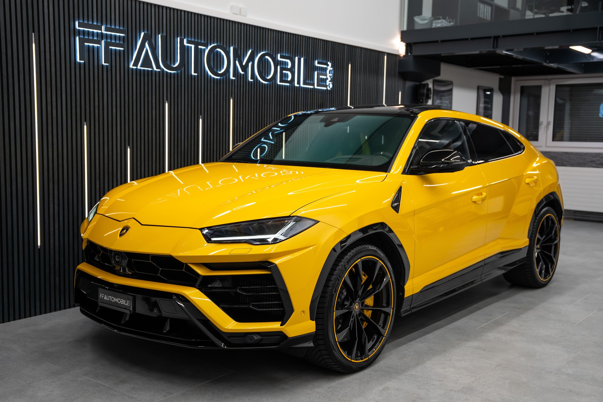 LAMBORGHINI Urus E-Gear Pearl Capsule / CH-FAHRZEUG-image-2
