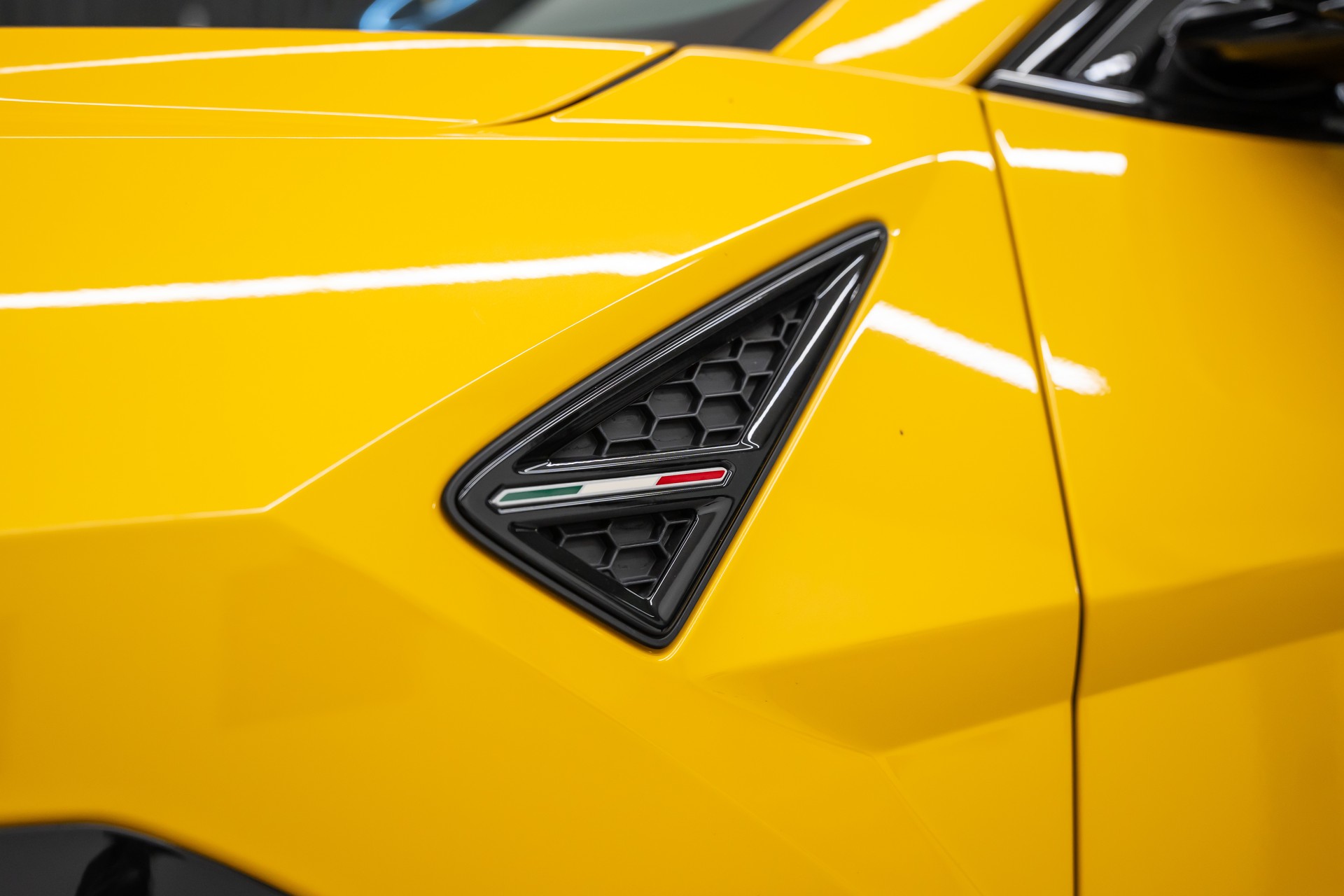 LAMBORGHINI Urus E-Gear Pearl Capsule / CH-FAHRZEUG-image-6