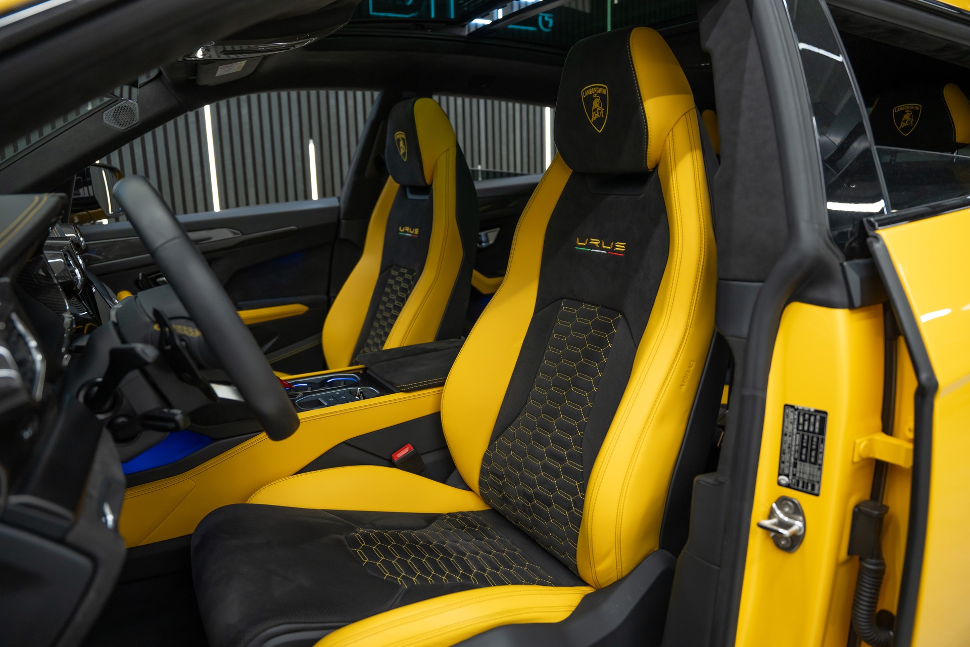 LAMBORGHINI Urus E-Gear Pearl Capsule / CH-FAHRZEUG-image-13