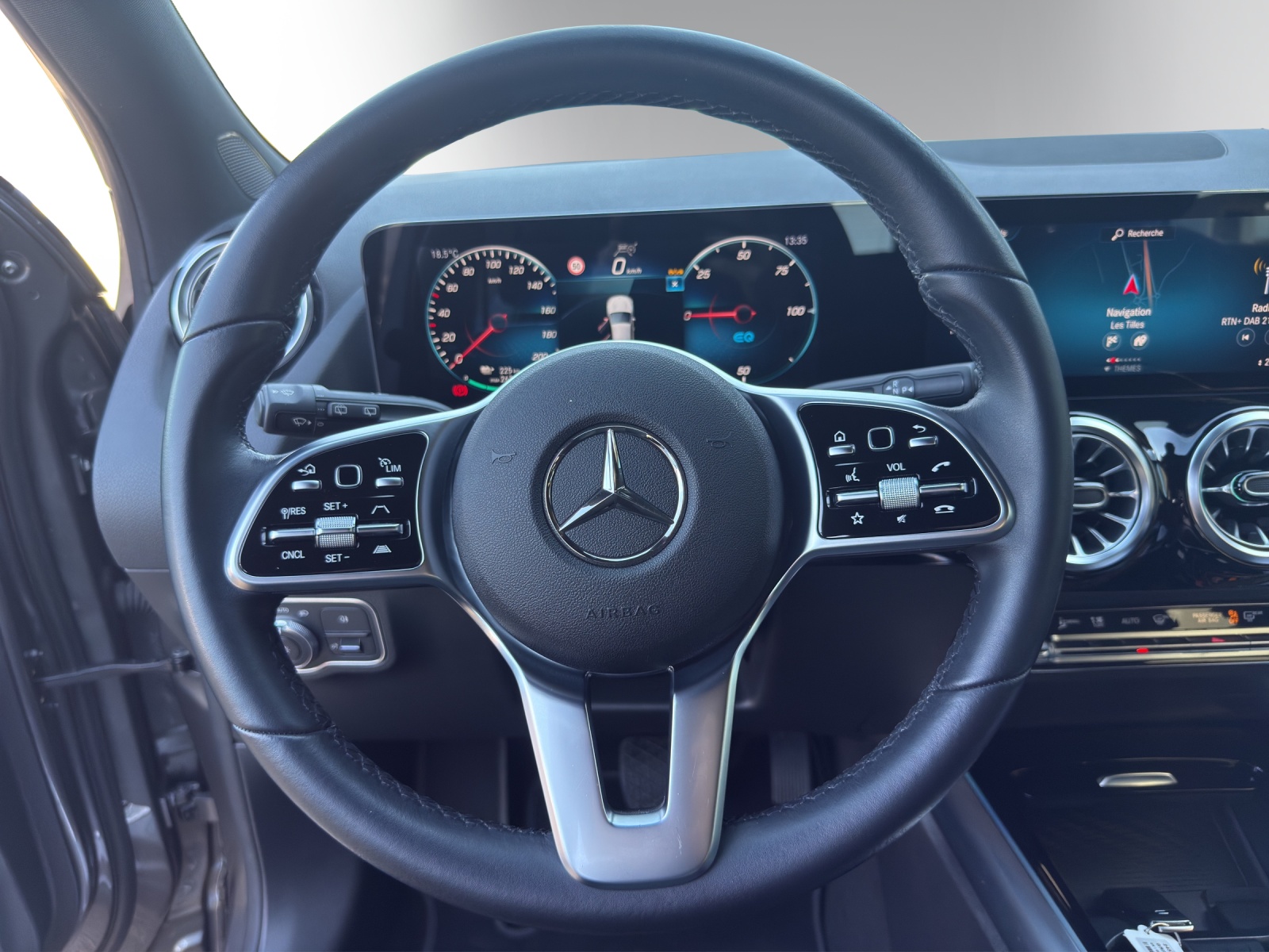 MERCEDES-BENZ EQA 300 4Matic-image-12
