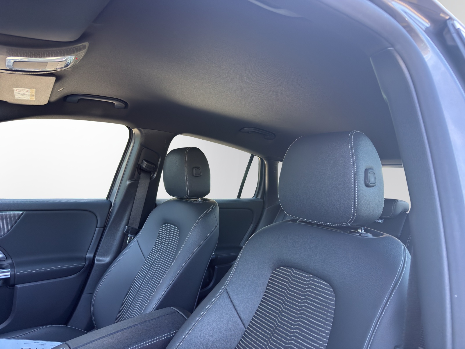 MERCEDES-BENZ EQA 300 4Matic-image-9