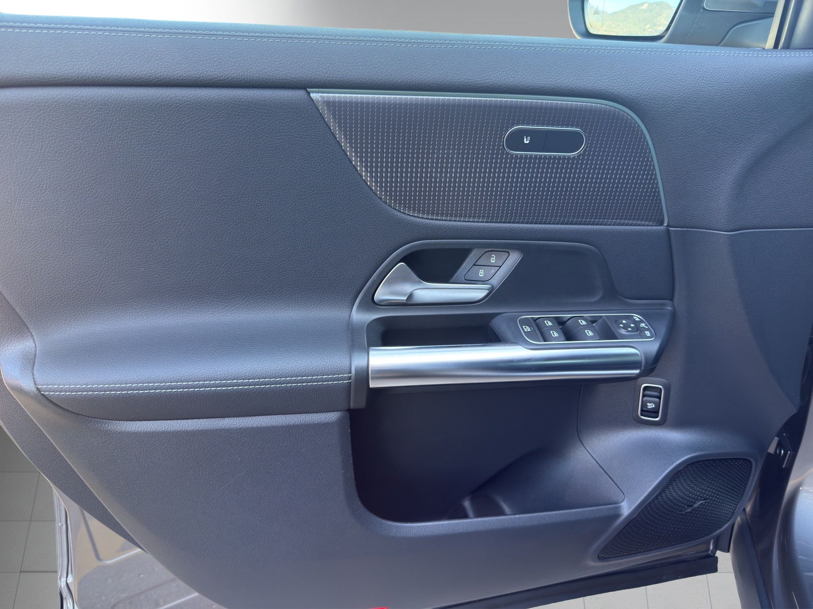 MERCEDES-BENZ EQA 300 4Matic-image-7