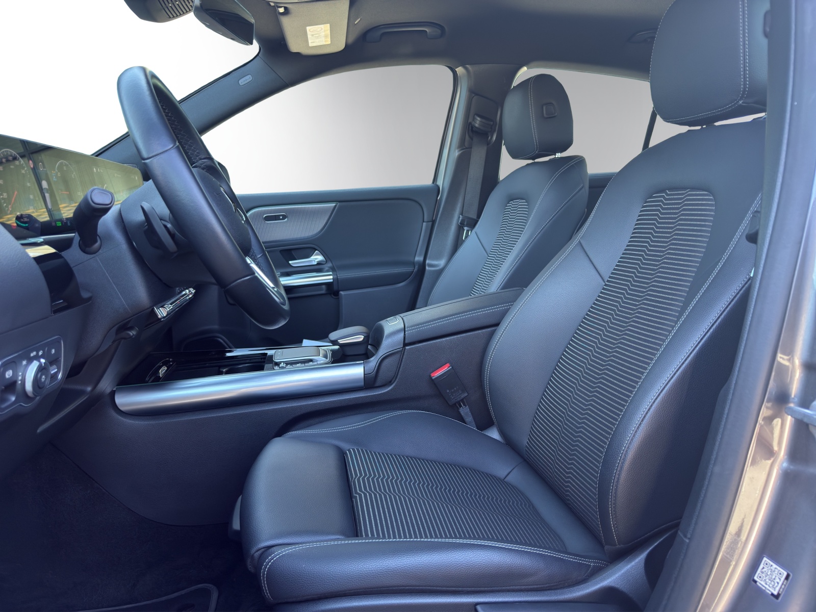 MERCEDES-BENZ EQA 300 4Matic-image-8