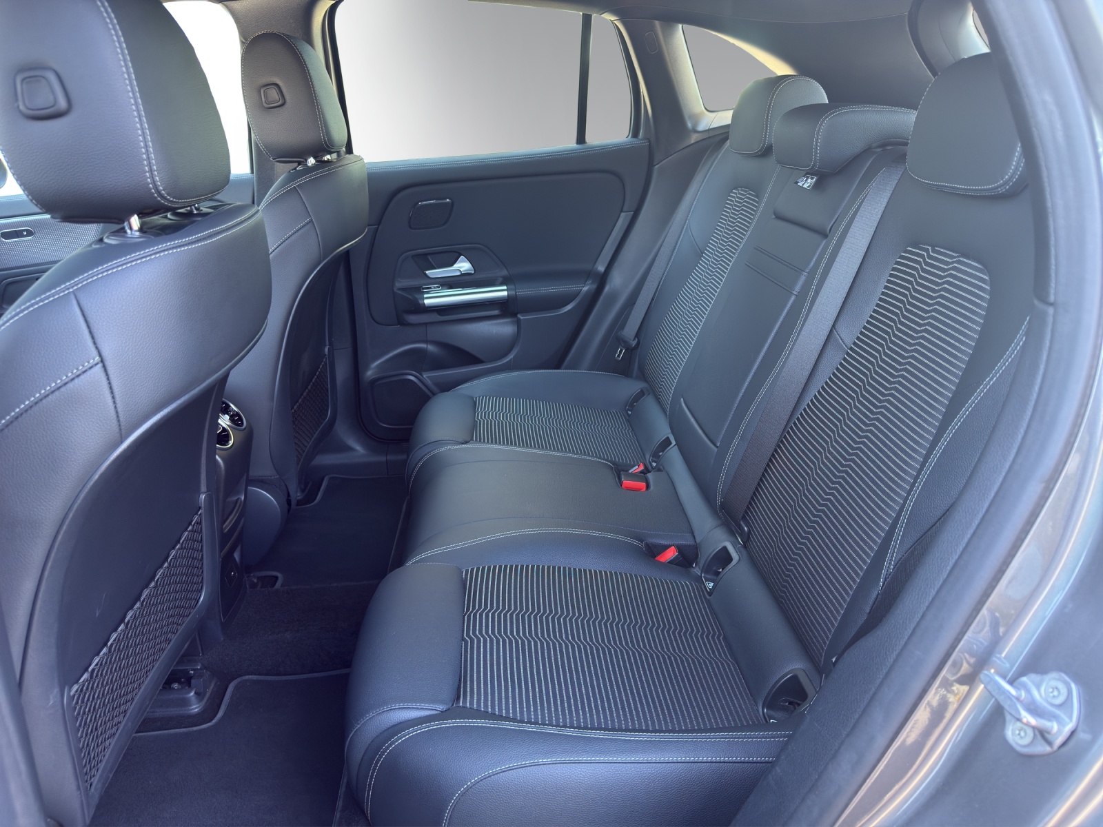 MERCEDES-BENZ EQA 300 4Matic-image-10