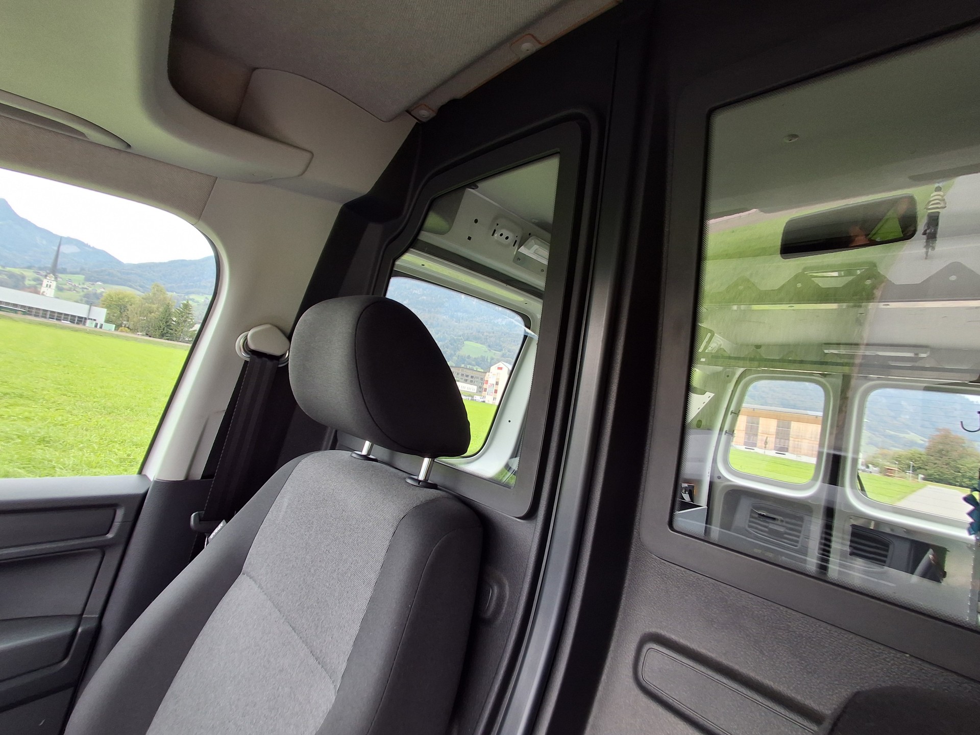 VW Caddy Maxi 2.0TDI 4Motion BlueMotion Technology DSG-image-13
