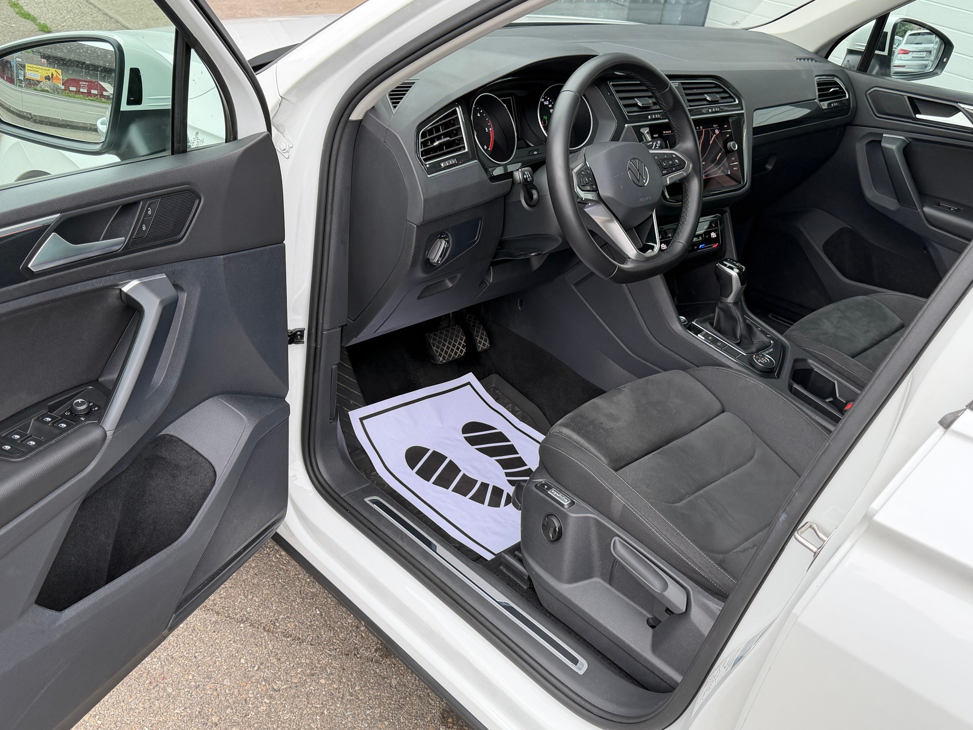 VW Tiguan 2.0 TDI SCR Life 4Motion DSG-image-6