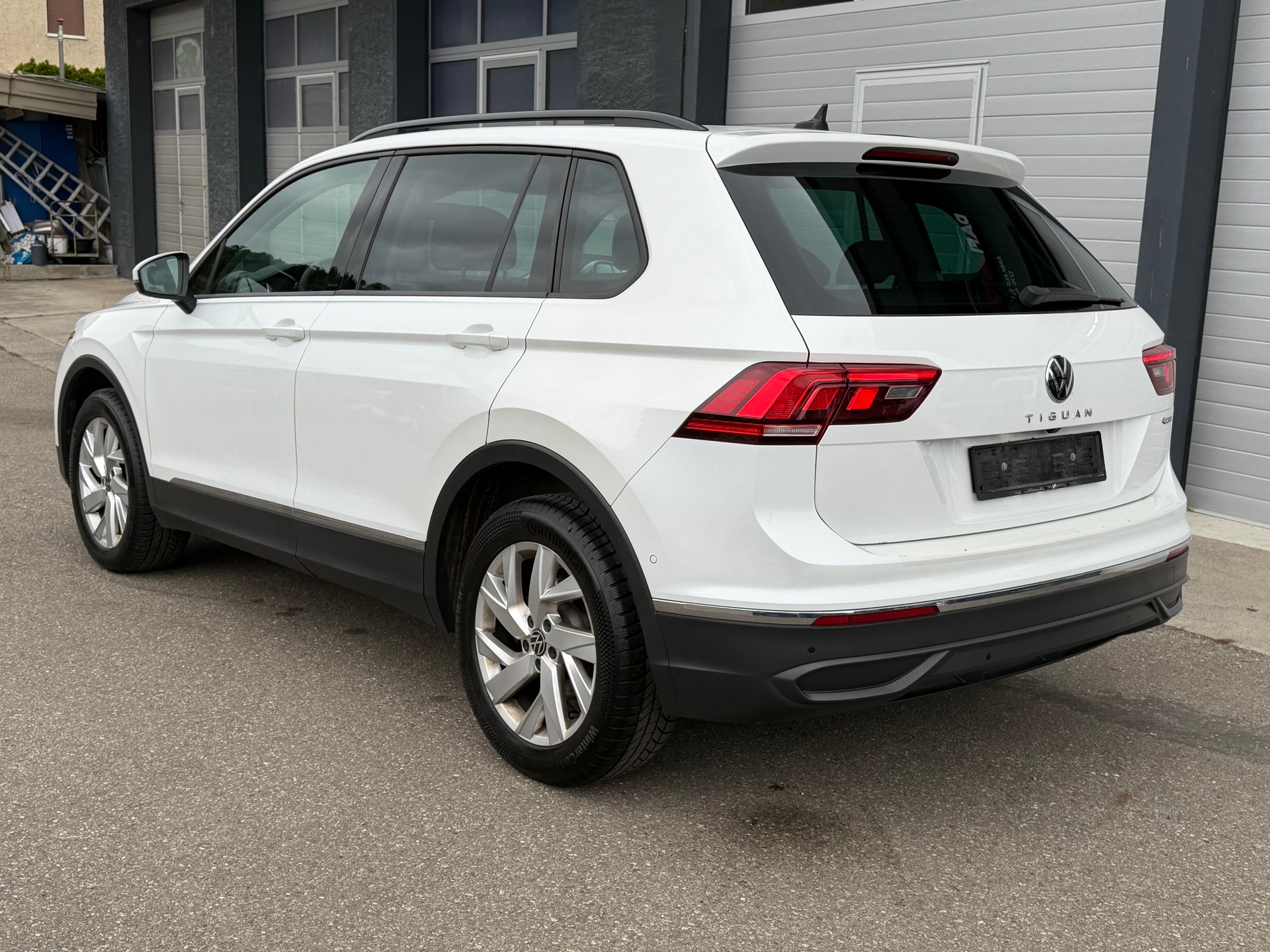 VW Tiguan 2.0 TDI SCR Life 4Motion DSG-image-3