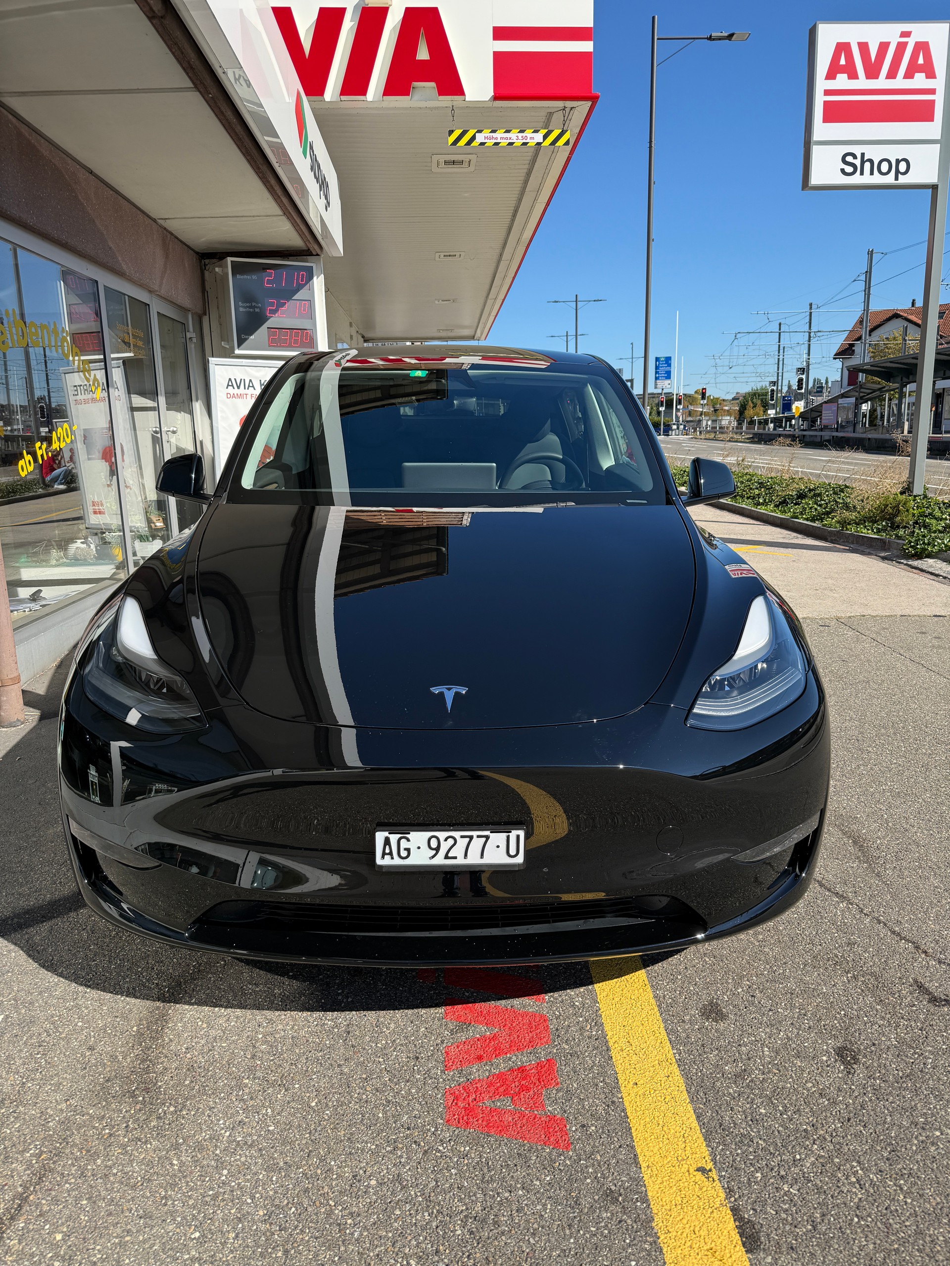 TESLA Model Y Performance All Black | AHK 1’600 kg | Hardware 4.0 | 514 km WLTP | 534 PS | Made in Berlin | Werksgarantie-image-2