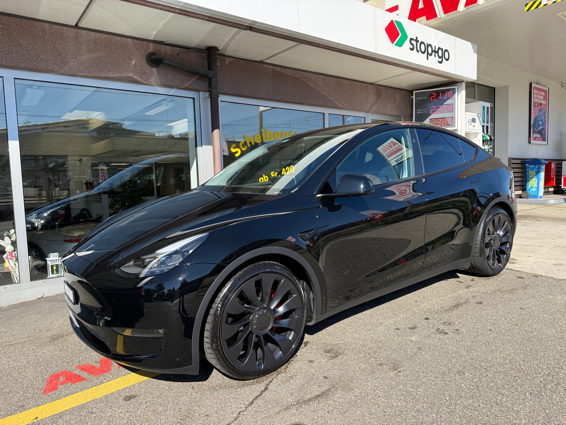 TESLA Model Y Performance All Black | AHK 1’600 kg | Hardware 4.0 | 514 km WLTP | 534 PS | Made in Berlin | Werksgarantie-image-1