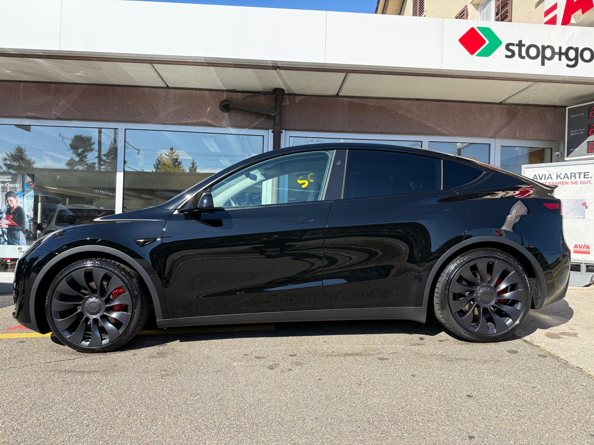 TESLA Model Y Performance All Black | AHK 1’600 kg | Hardware 4.0 | 514 km WLTP | 534 PS | Made in Berlin | Werksgarantie