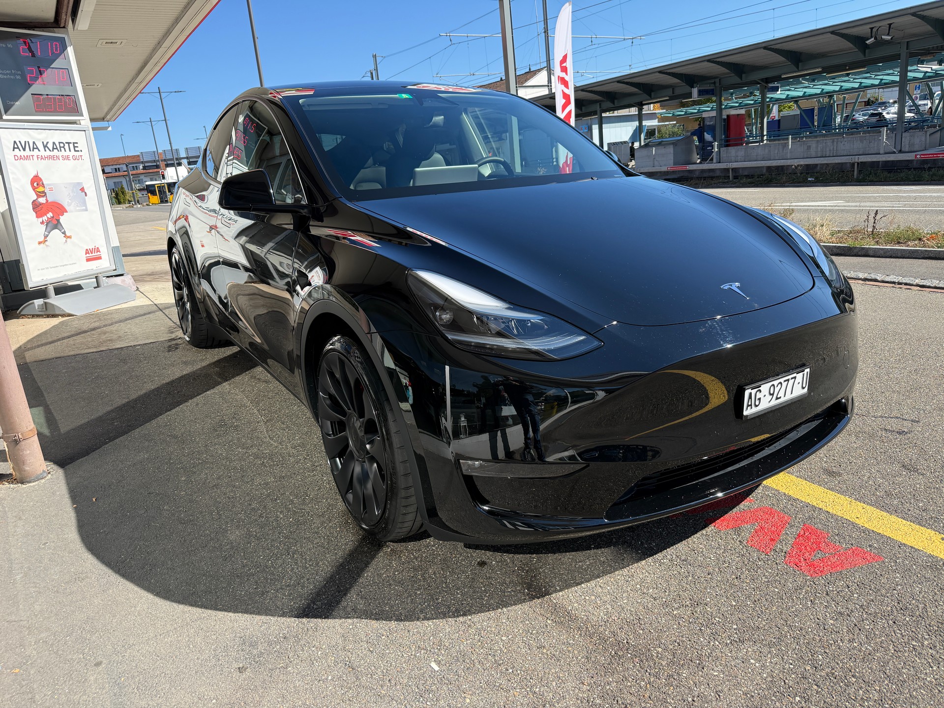 TESLA Model Y Performance All Black | AHK 1’600 kg | Hardware 4.0 | 514 km WLTP | 534 PS | Made in Berlin | Werksgarantie-image-3