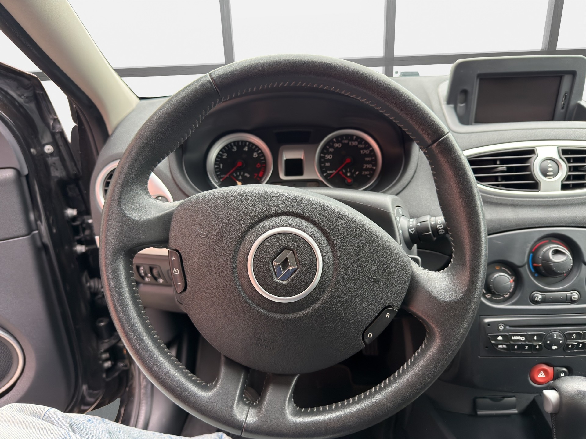RENAULT Clio Grandtour 1.6 16V Exception Automatic-image-9