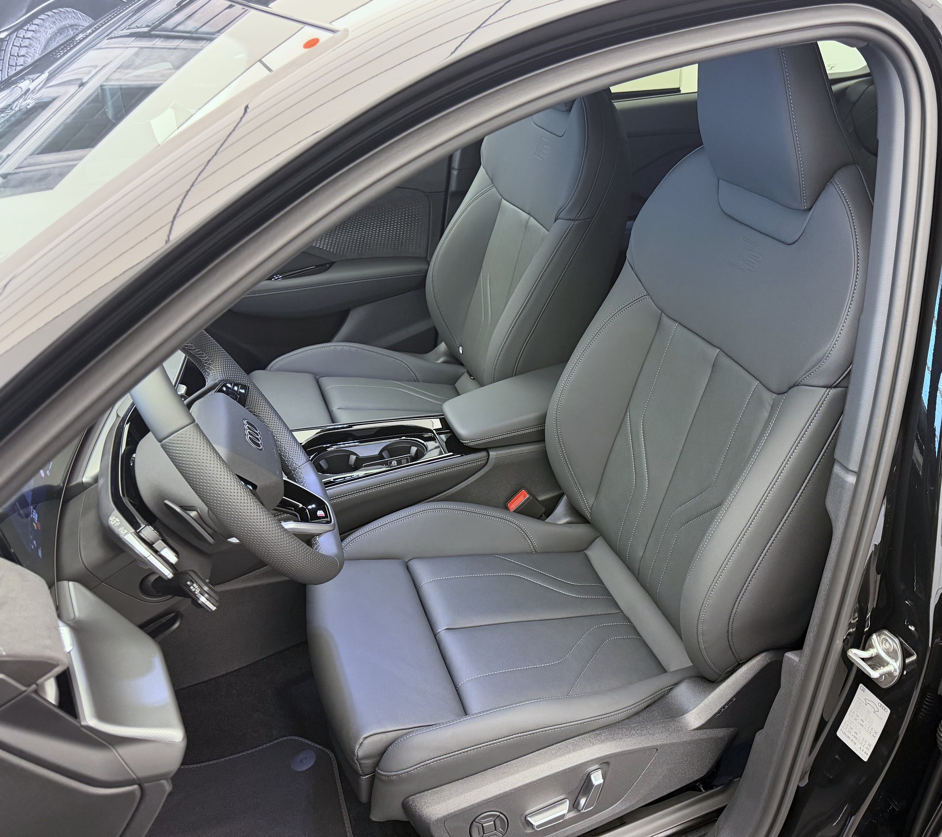 AUDI Q3 SUV TFSI quattro 195 kW S tronic-image-5