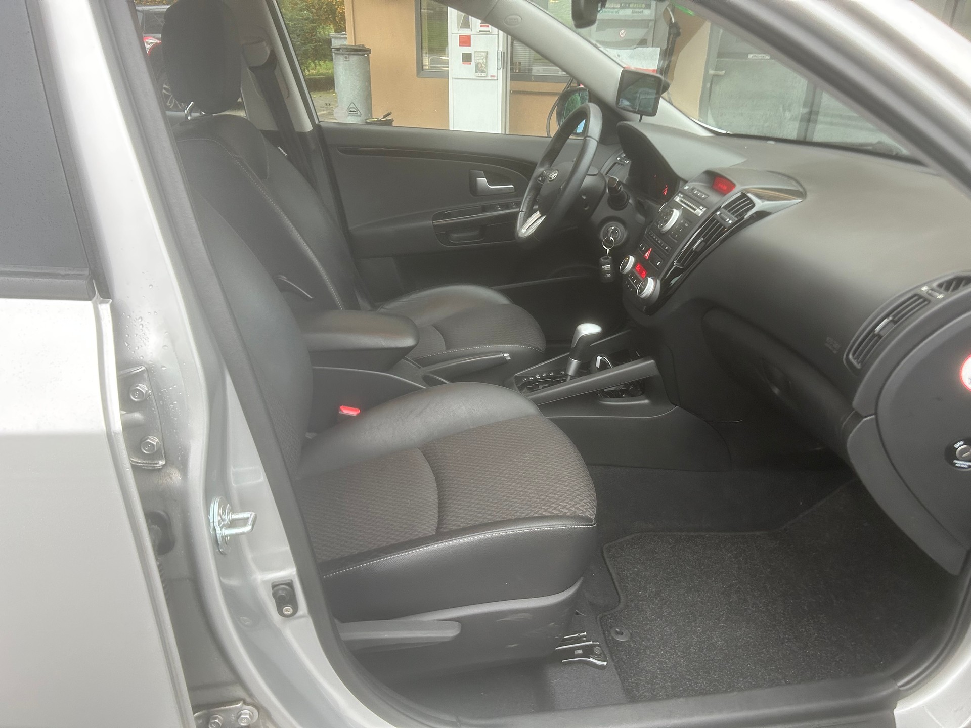KIA Cee'd 1.6 16V Style Automatic-image-7