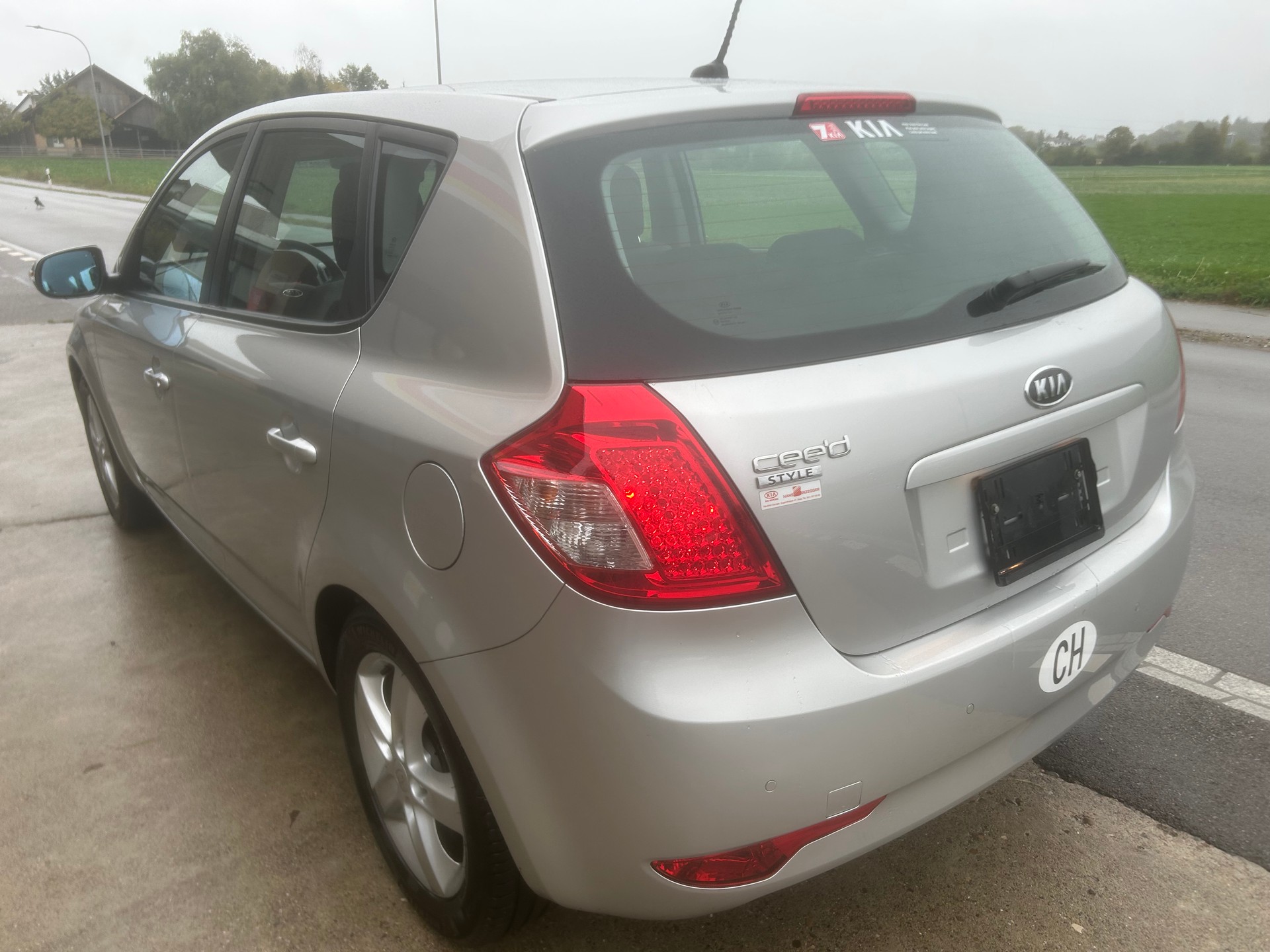 KIA Cee'd 1.6 16V Style Automatic-image-2