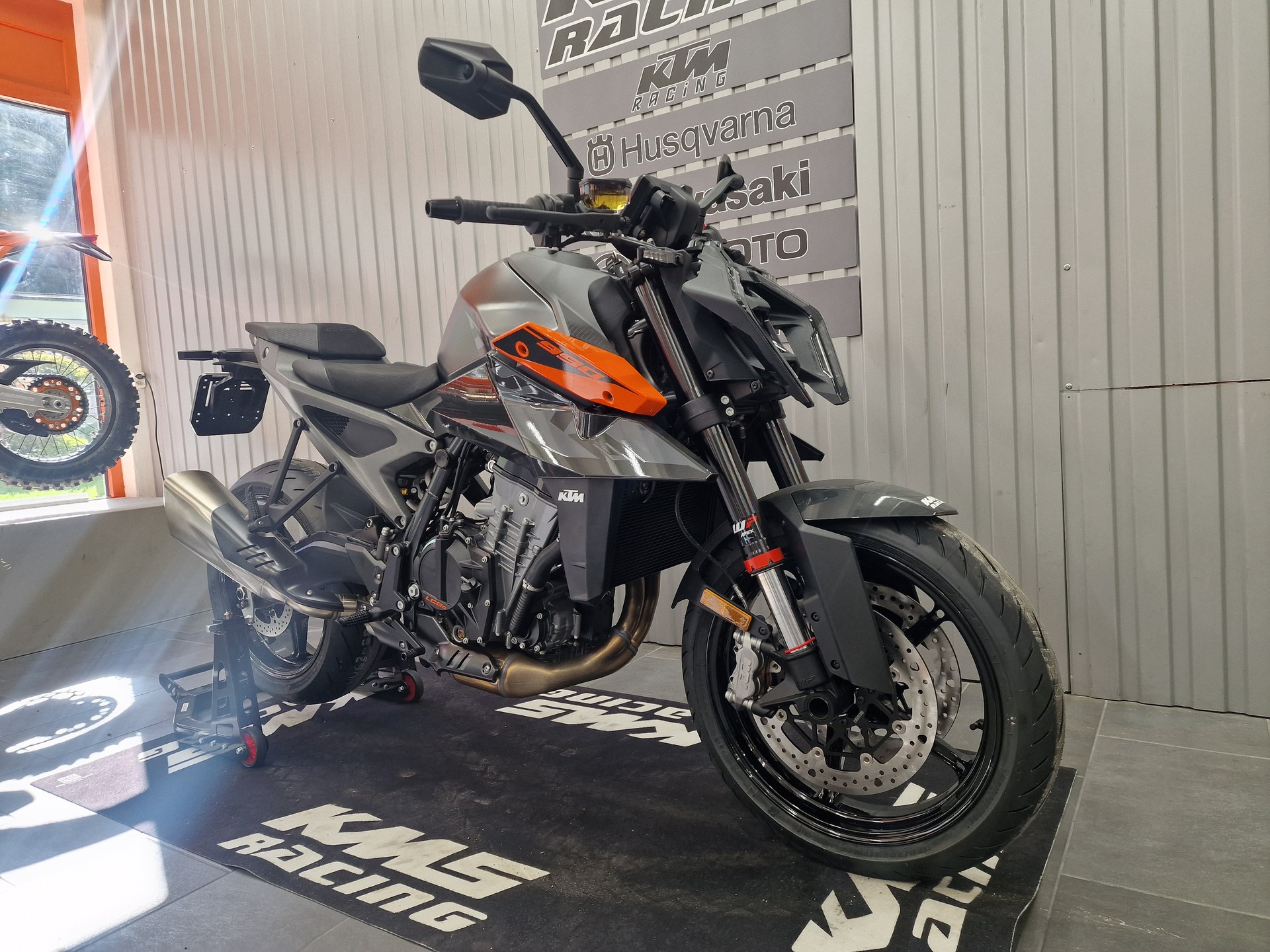 KTM 990 Duke-showroom-element-1