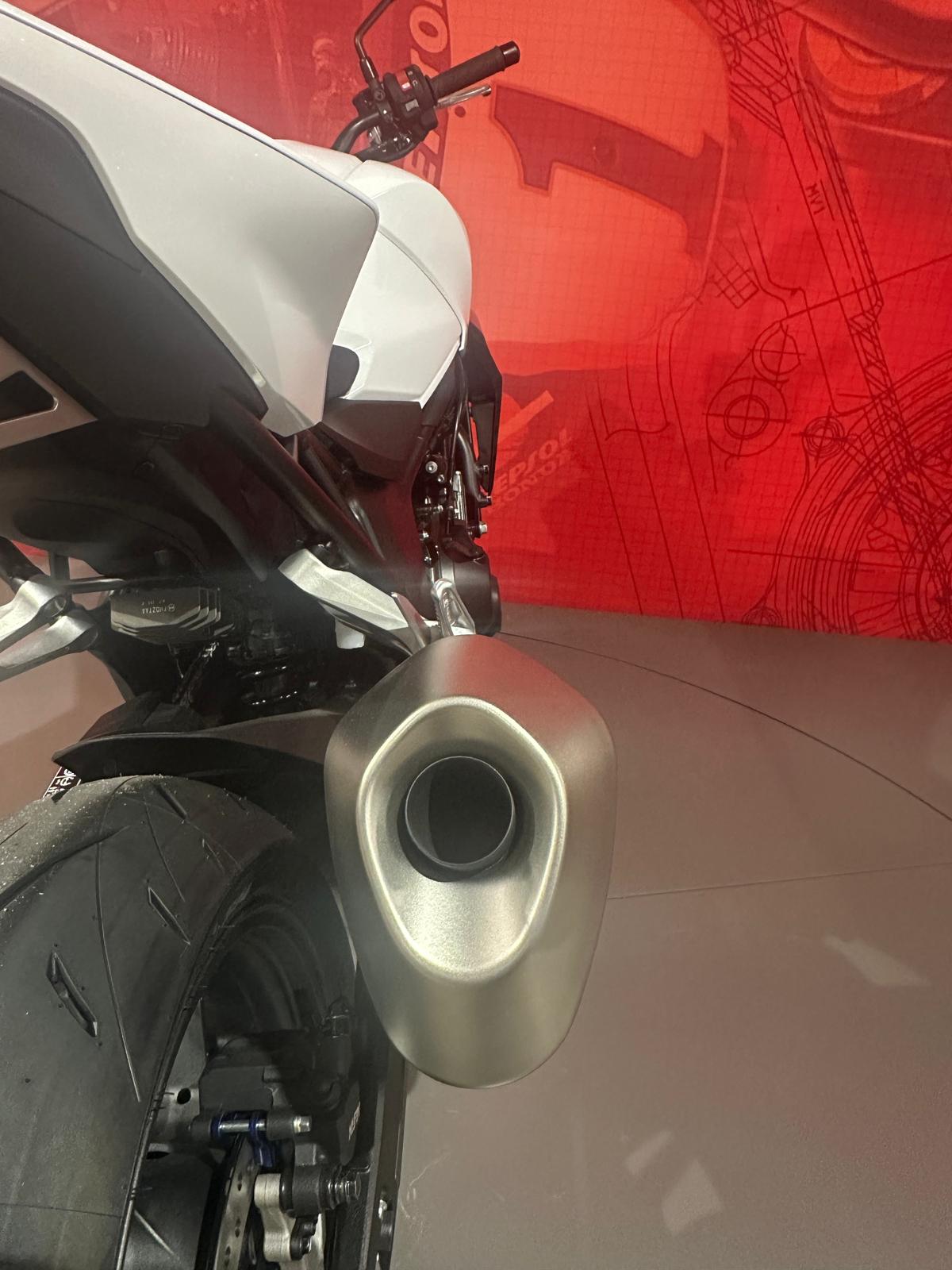 HONDA CB 1000 Hornet **White** Neufahrzeug *-showroom-element-3