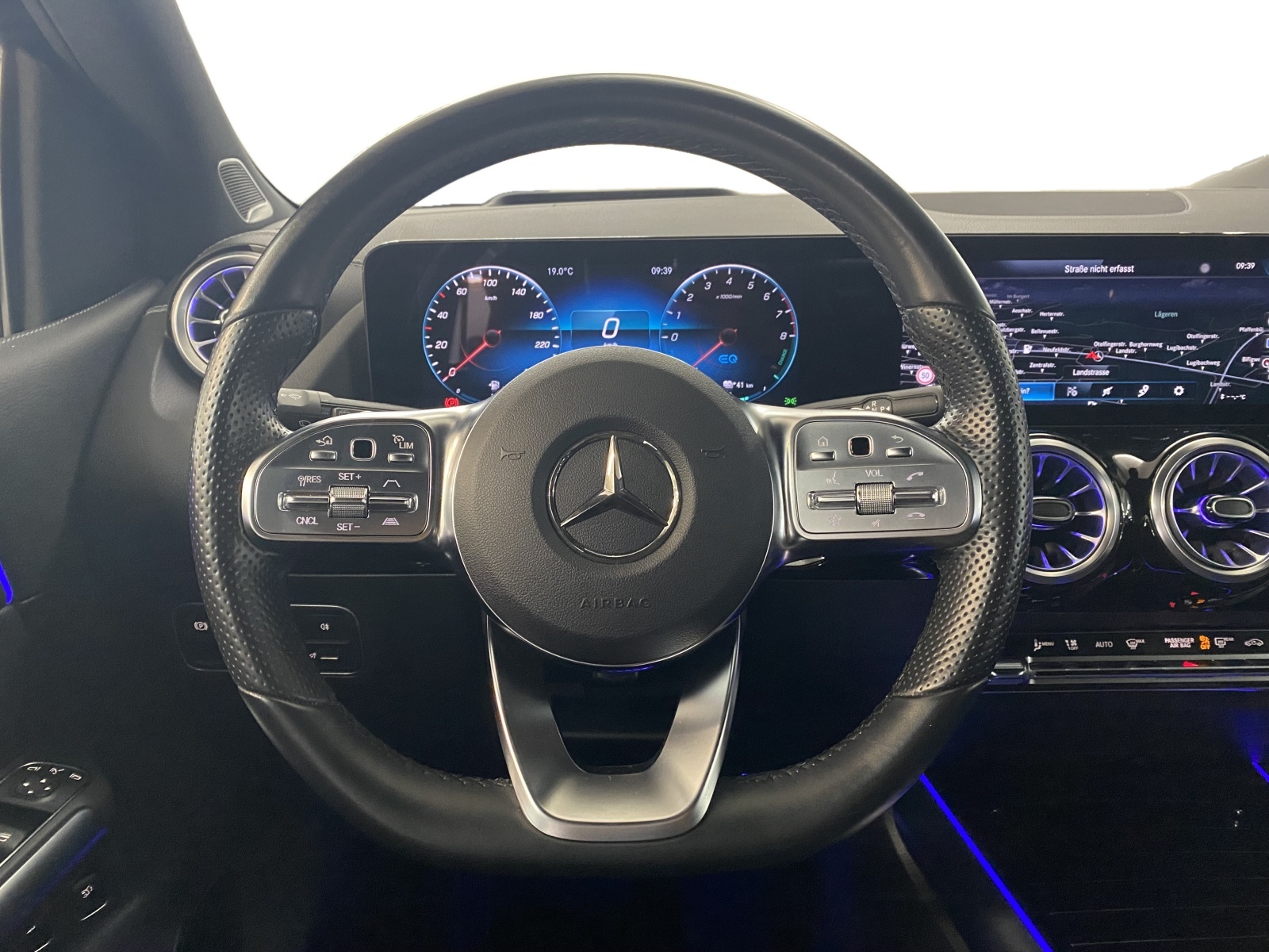 MERCEDES-BENZ B 250 e AMG Line-image-12
