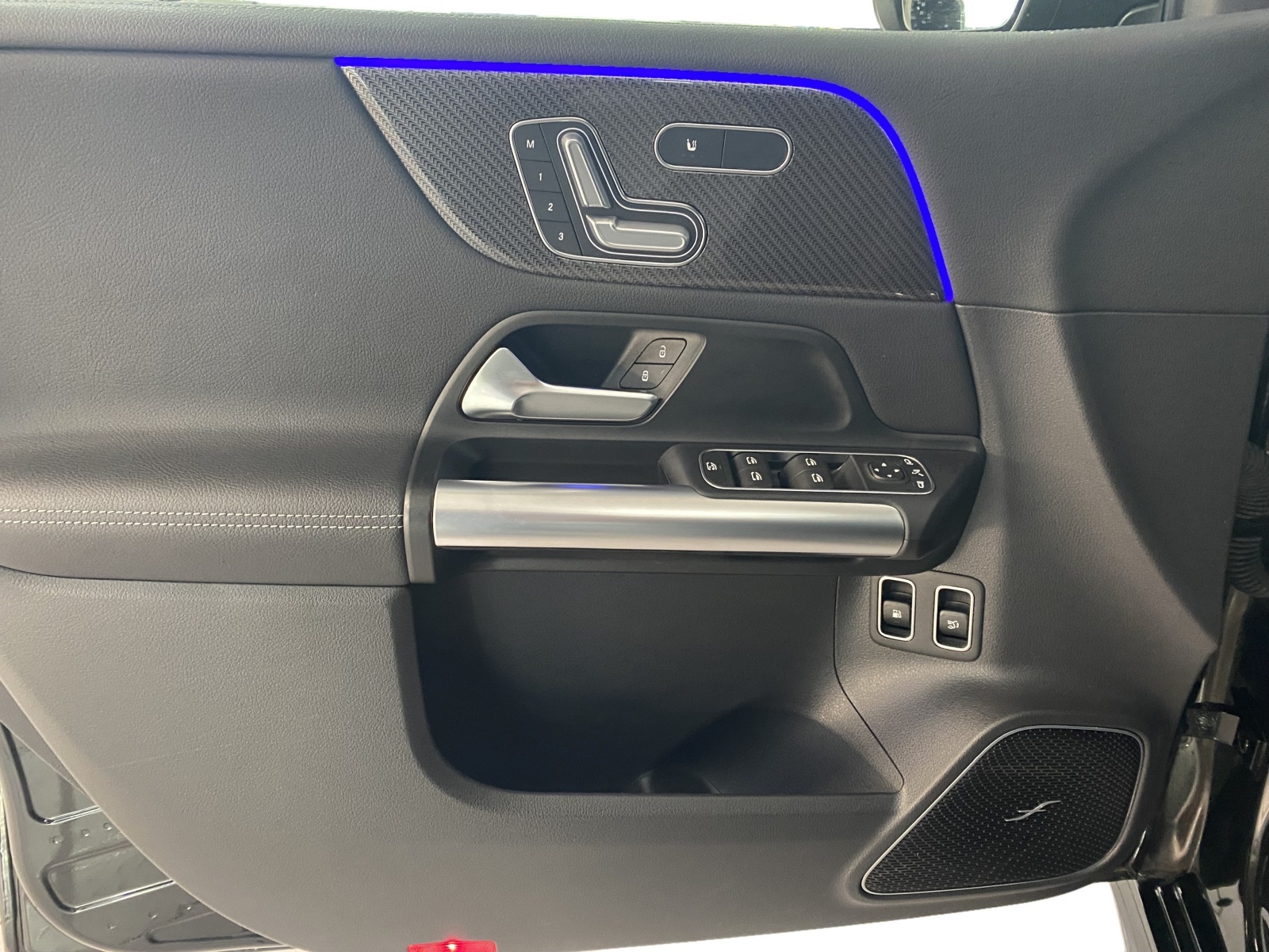 MERCEDES-BENZ B 250 e AMG Line-image-11