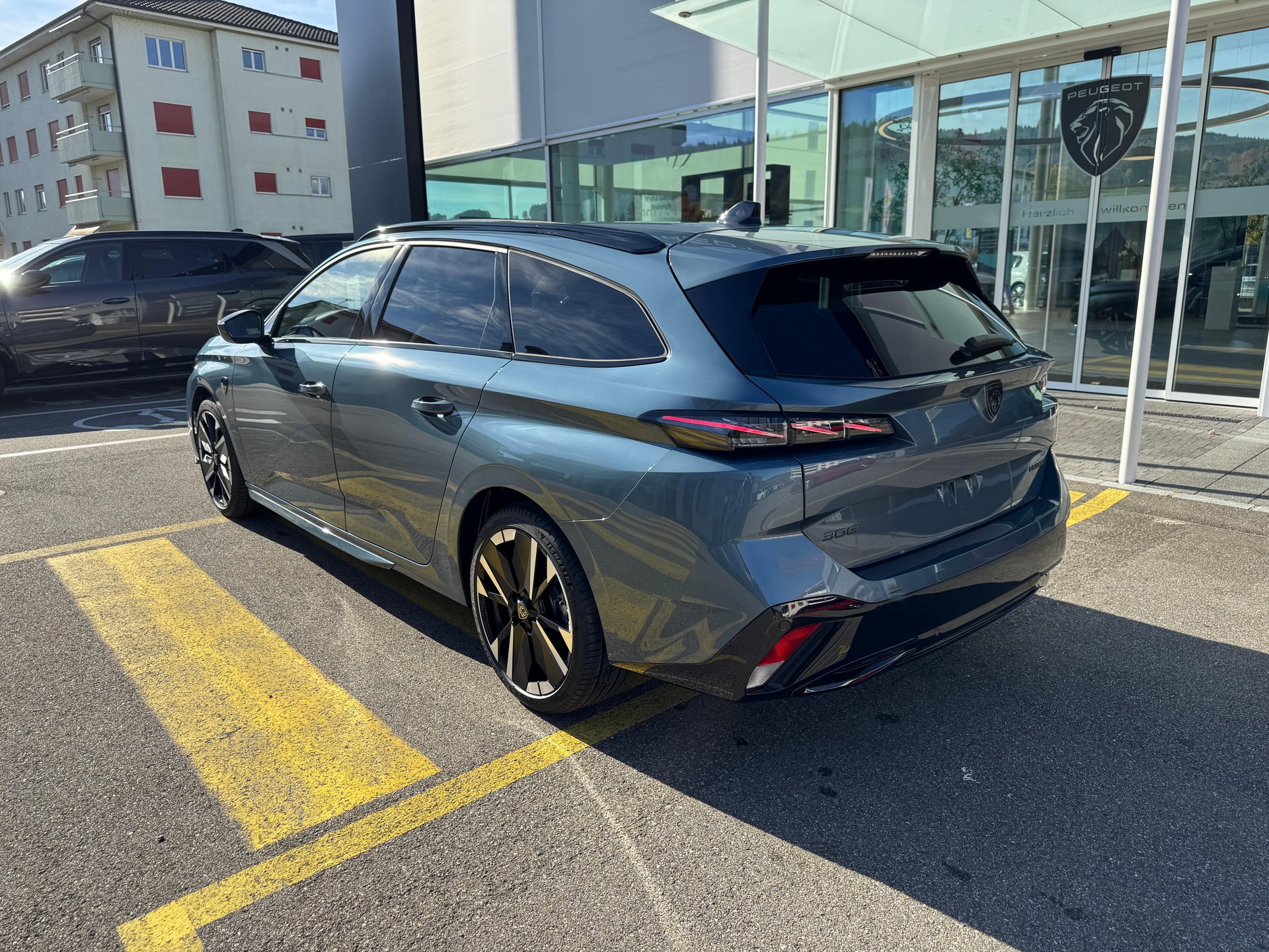 PEUGEOT 308 SW 1.2 Hybrid GT-image-1