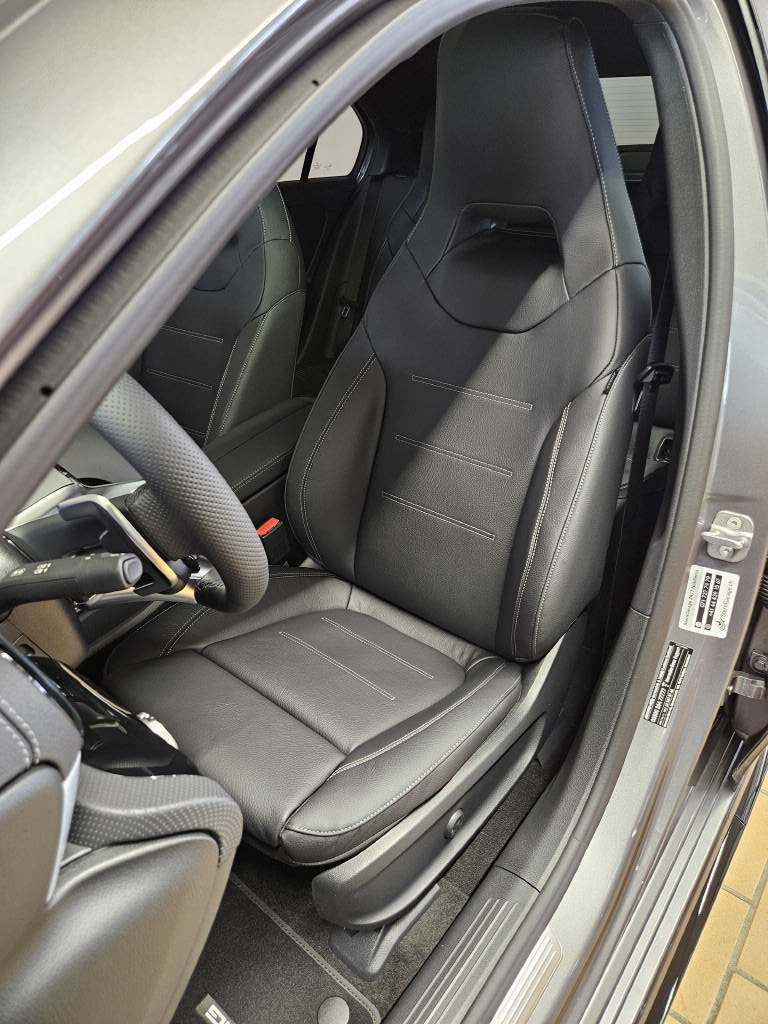 MERCEDES-BENZ A 35 AMG 4Matic-image-5