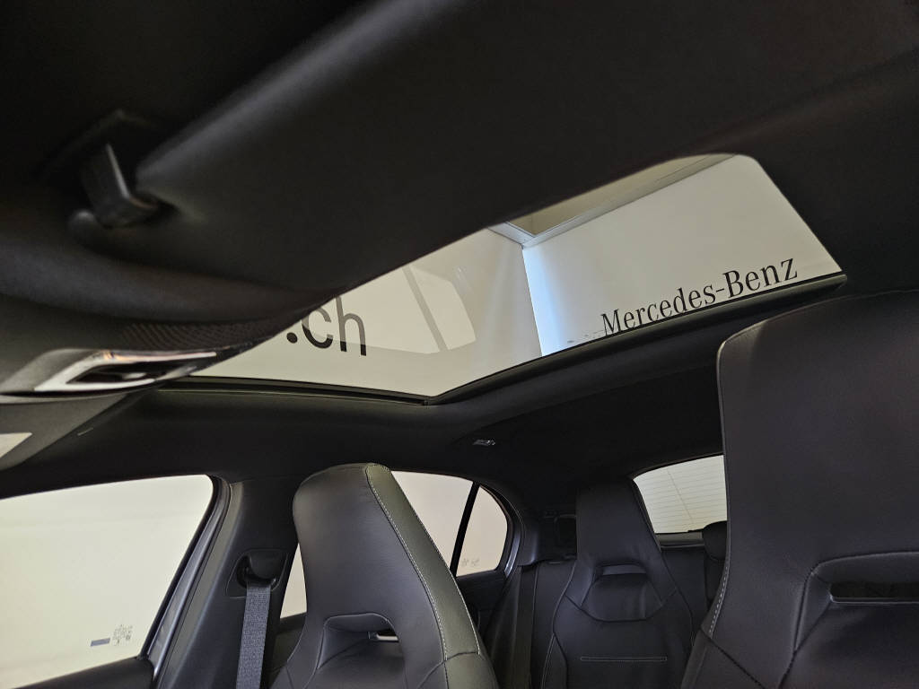 MERCEDES-BENZ A 35 AMG 4Matic-image-4