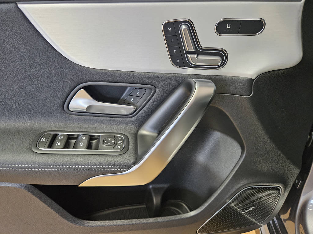 MERCEDES-BENZ A 35 AMG 4Matic-image-9