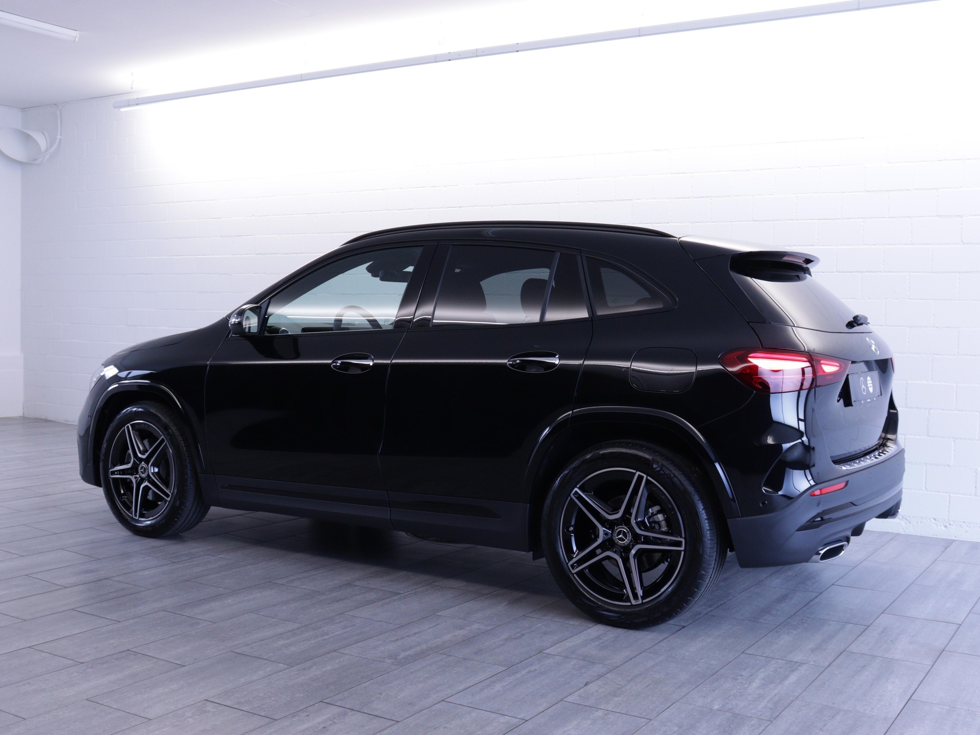 MERCEDES-BENZ GLA 200 Night Star AMG Line-image-2